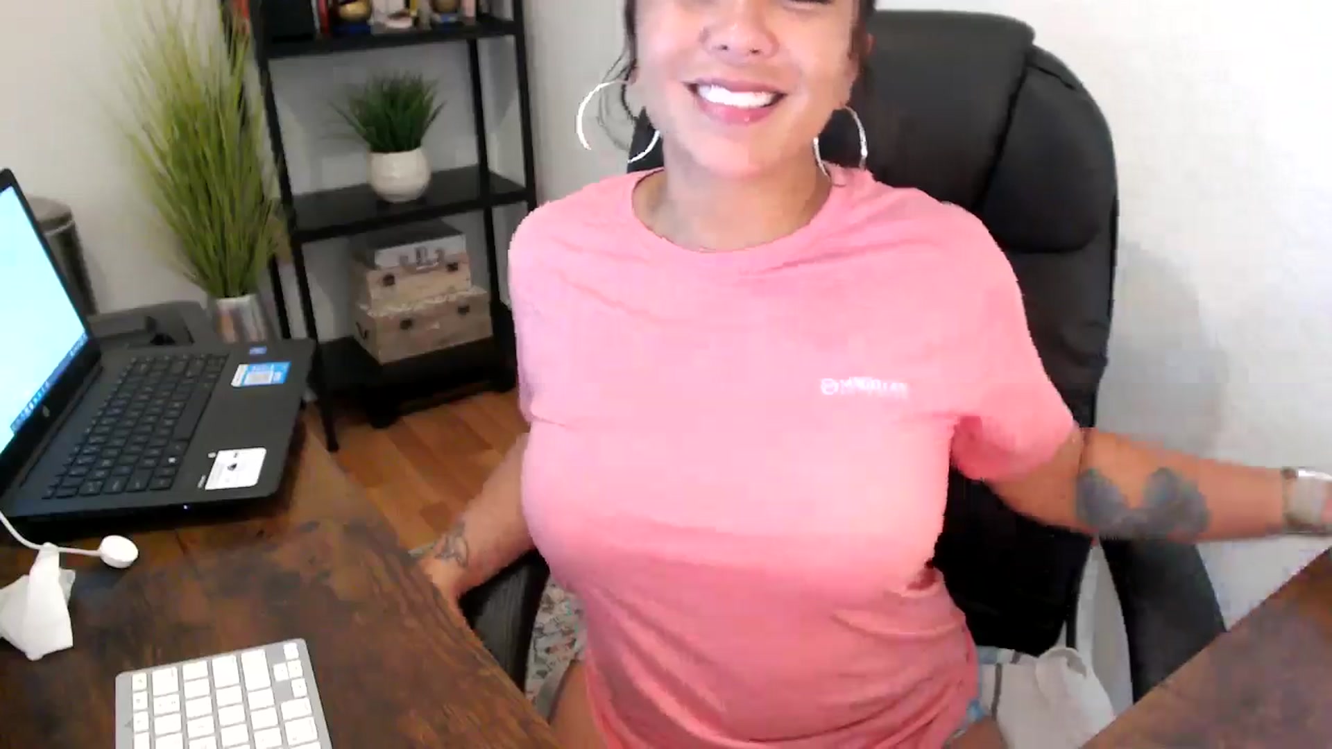 Gallery image thumbnail from MickaylaMoon's myfreecams stream on, 09/09/2024, 18:29 image 3 of 20