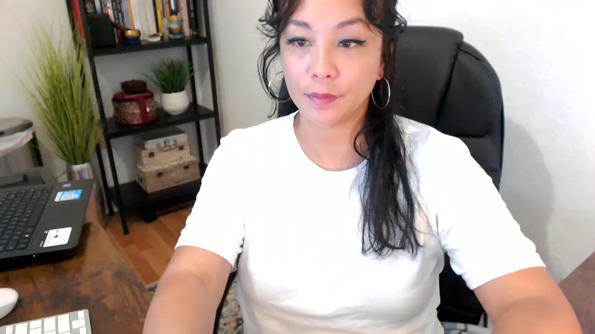 Gallery image thumbnail from MickaylaMoon's myfreecams stream on, 09/12/2024, 17:09 image 17 of 20