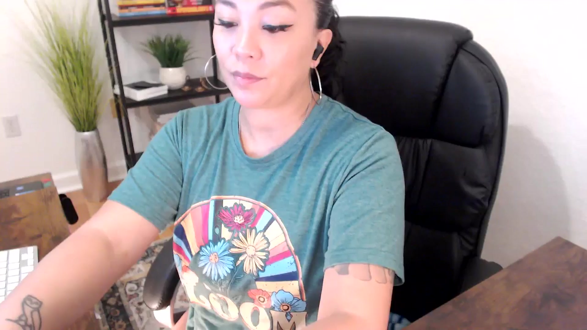 Gallery image thumbnail from MickaylaStar's myfreecams stream on, 01/13/2025, 16:17 image 10 of 20