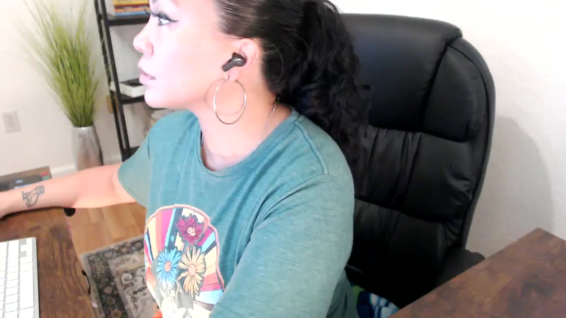 Gallery image thumbnail from MickaylaStar's myfreecams stream on, 01/13/2025, 16:17 image 4 of 20