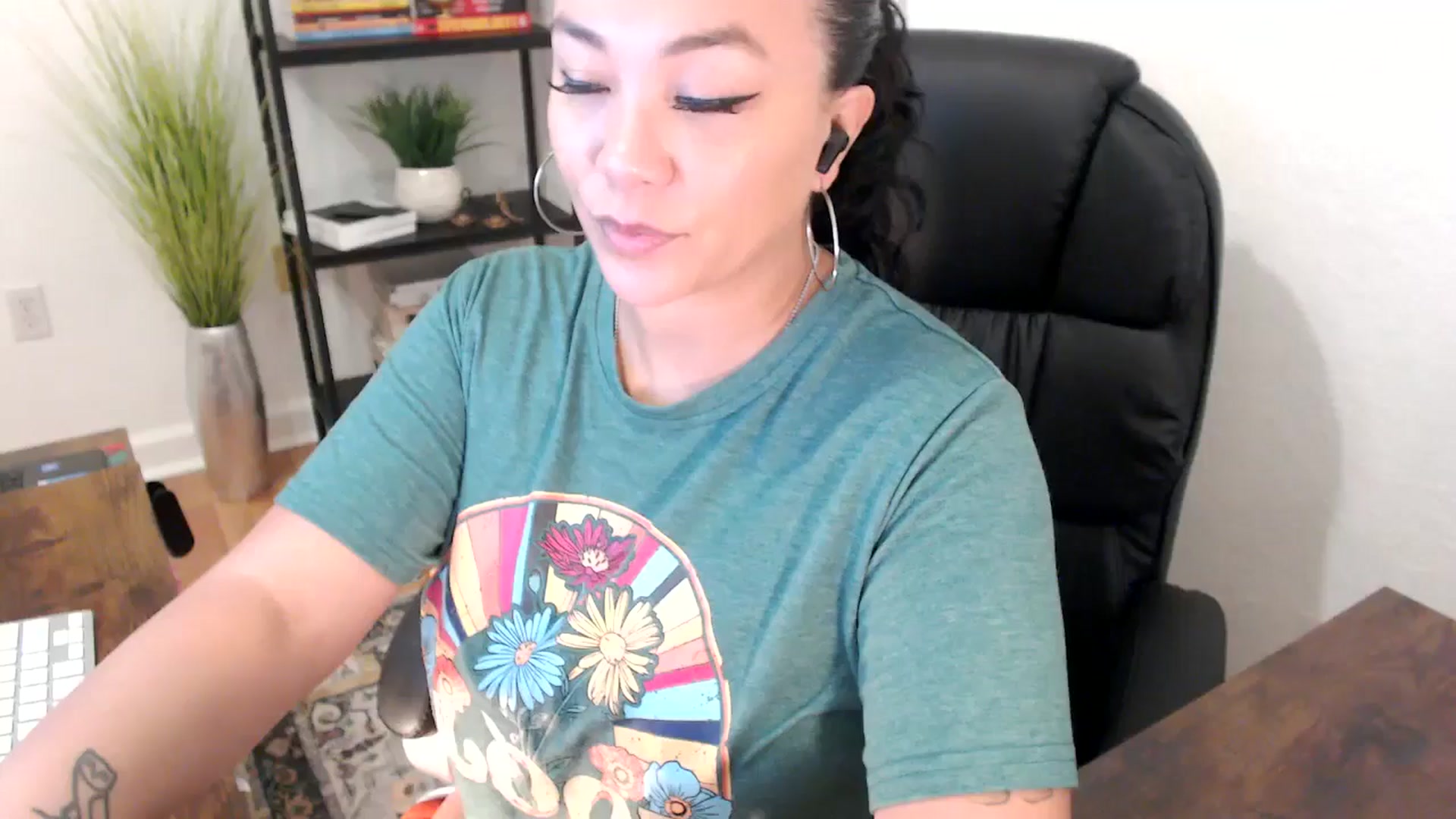 Gallery image thumbnail from MickaylaStar's myfreecams stream on, 01/13/2025, 16:17 image 5 of 20
