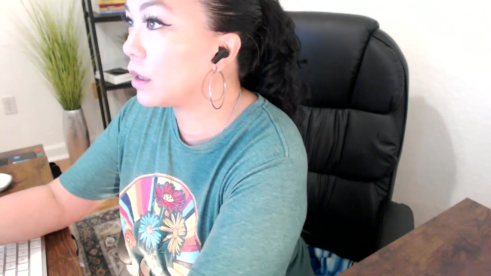 Gallery image thumbnail from MickaylaStar's myfreecams stream on, 01/13/2025, 16:17 image 2 of 20