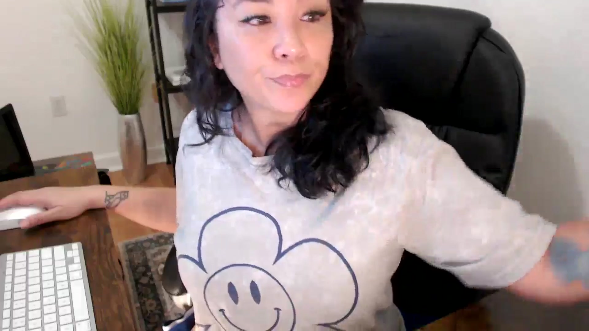 Gallery image thumbnail from MickaylaStar's myfreecams stream on, 01/17/2025, 20:25 image 17 of 20