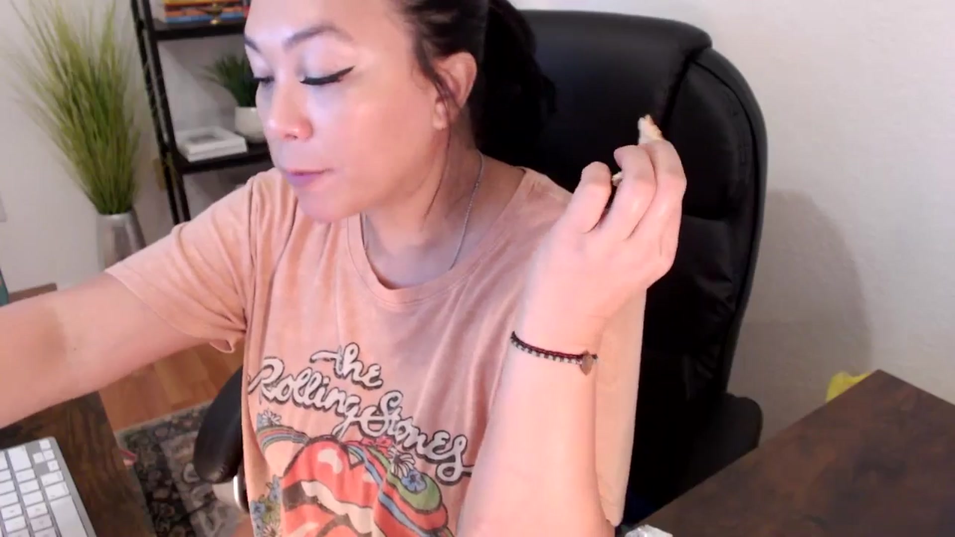 Gallery image thumbnail from MickaylaStar's myfreecams stream on, 01/21/2025, 18:01 image 14 of 20