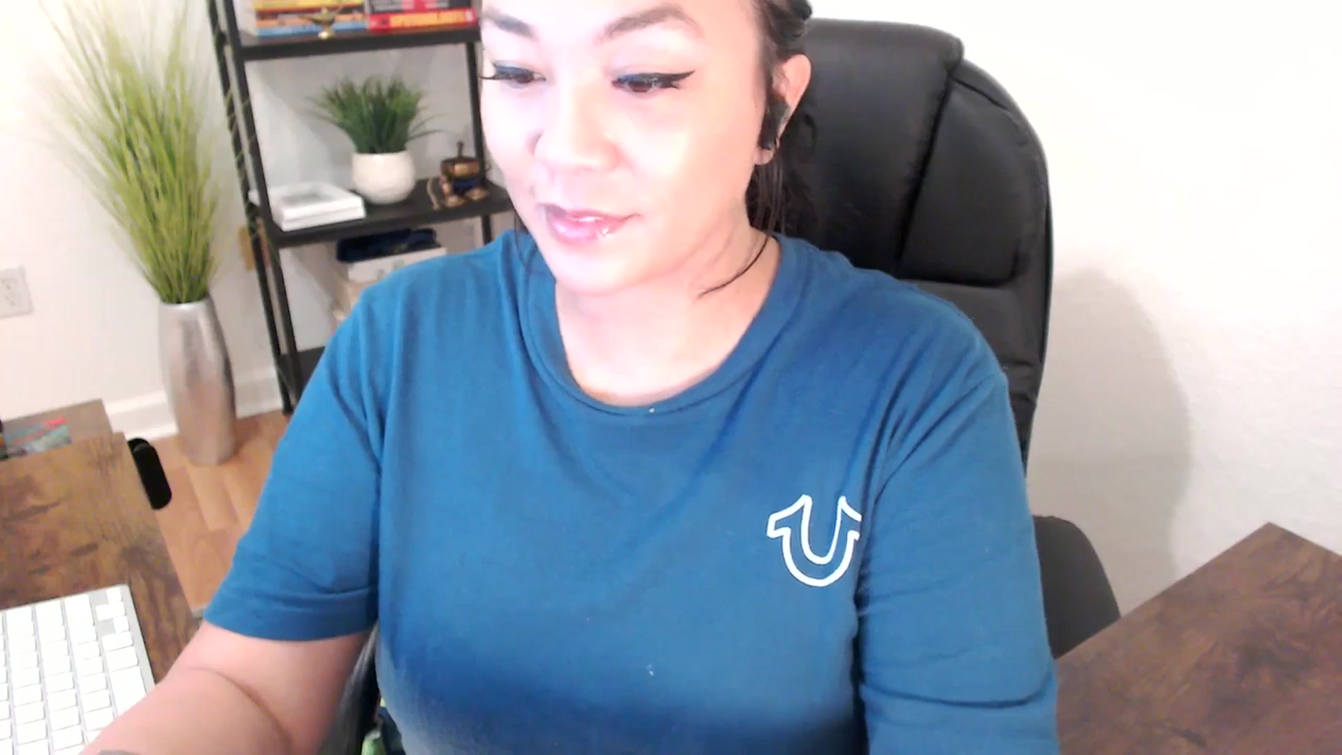 Gallery image thumbnail from MickaylaStar's myfreecams stream on, 01/24/2025, 16:37 image 5 of 20