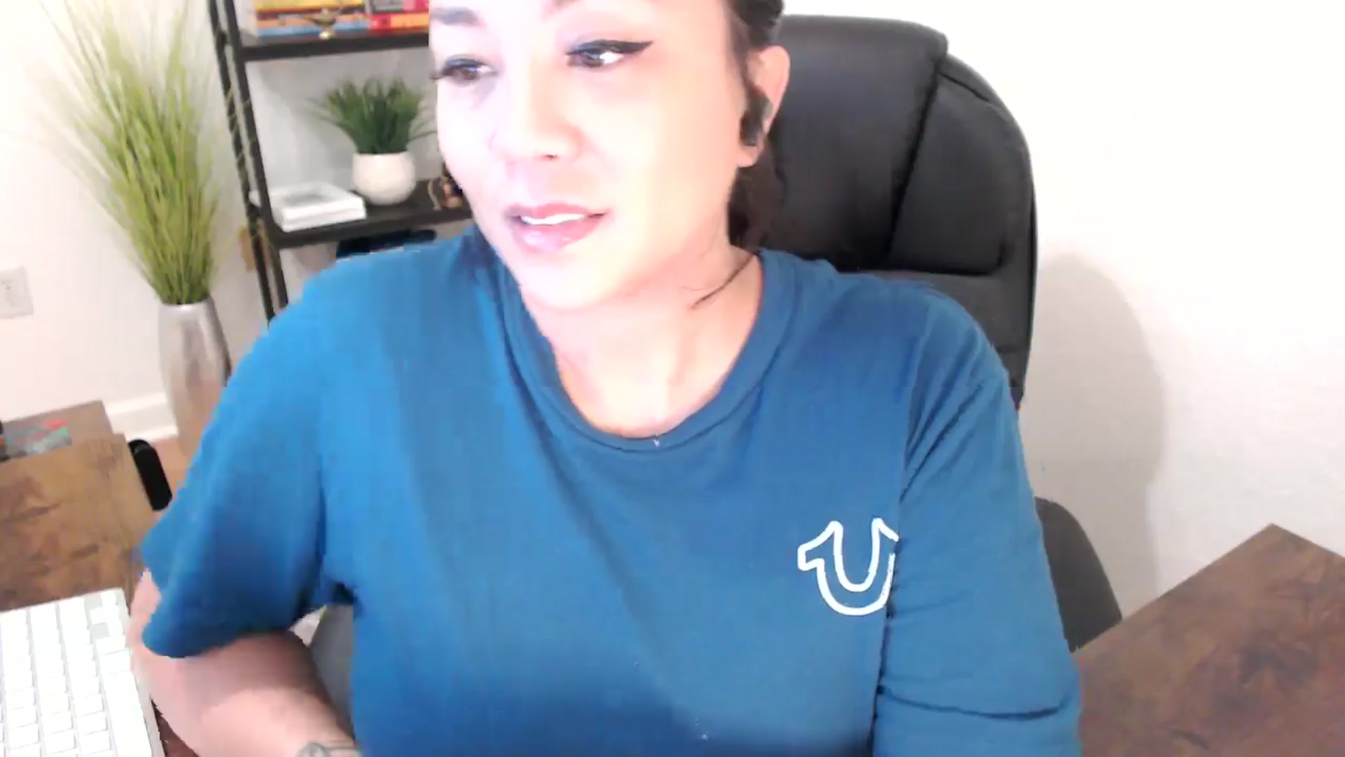 Gallery image thumbnail from MickaylaStar's myfreecams stream on, 01/24/2025, 16:37 image 6 of 20