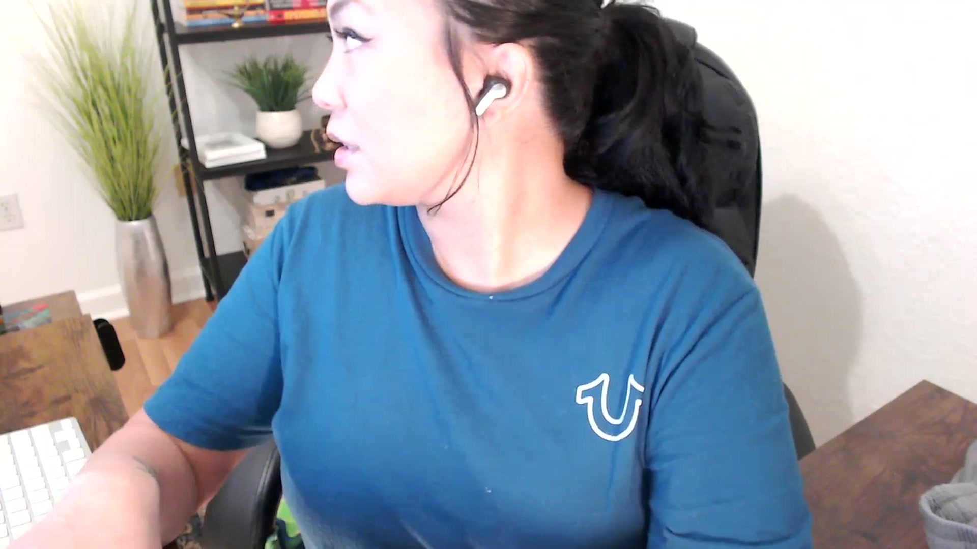 Gallery image thumbnail from MickaylaStar's myfreecams stream on, 01/24/2025, 16:37 image 3 of 20
