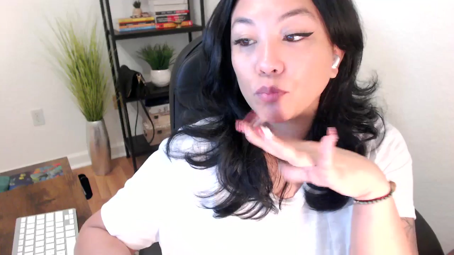 Gallery image thumbnail from MickaylaStar's myfreecams stream on, 02/03/2025, 17:11 image 18 of 20