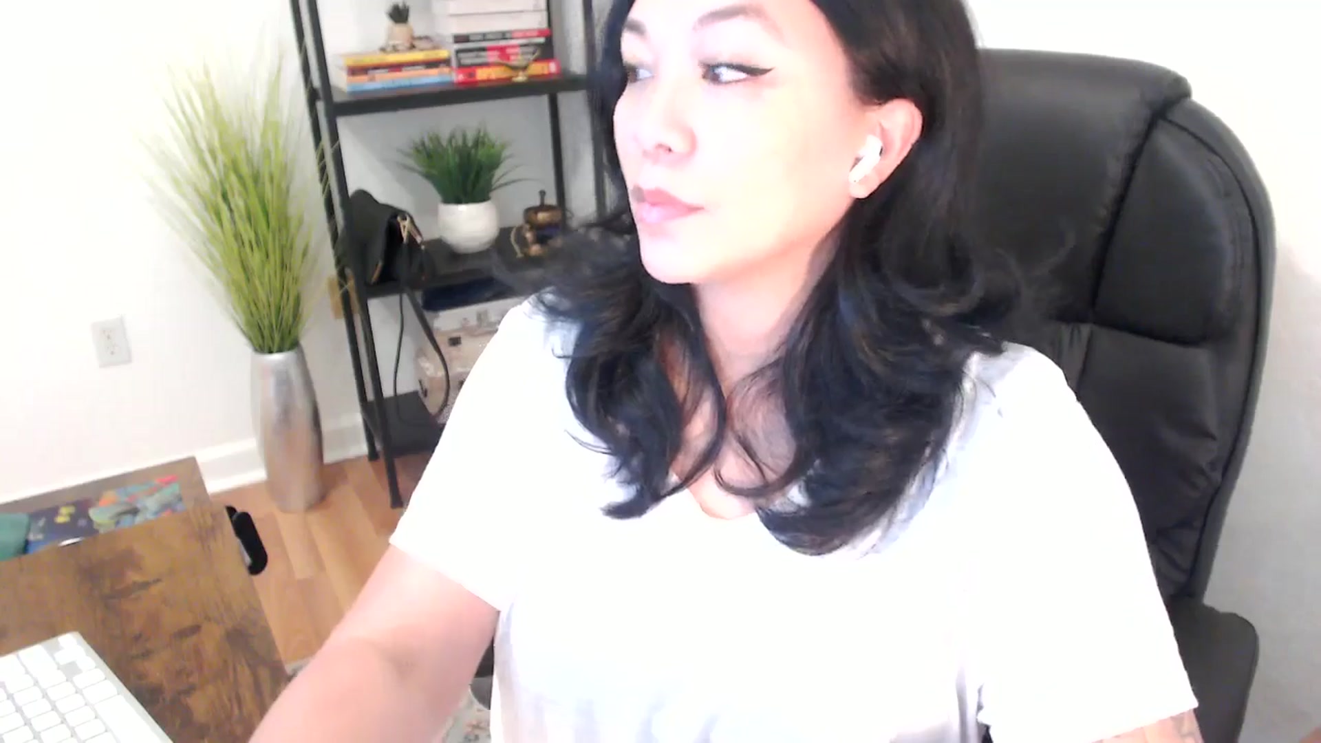 Gallery image thumbnail from MickaylaStar's myfreecams stream on, 02/03/2025, 19:20 image 10 of 20