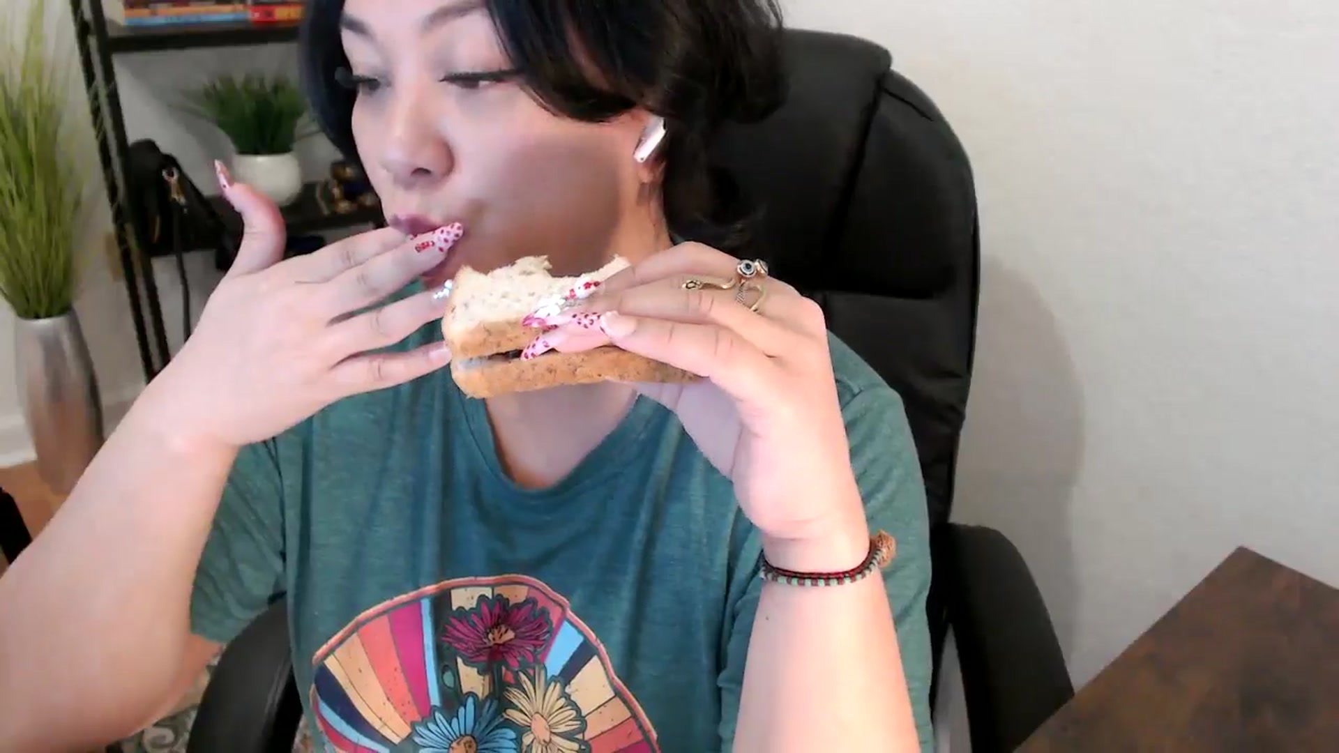 Gallery image thumbnail from MickaylaStar's myfreecams stream on, 02/04/2025, 20:12 image 4 of 20