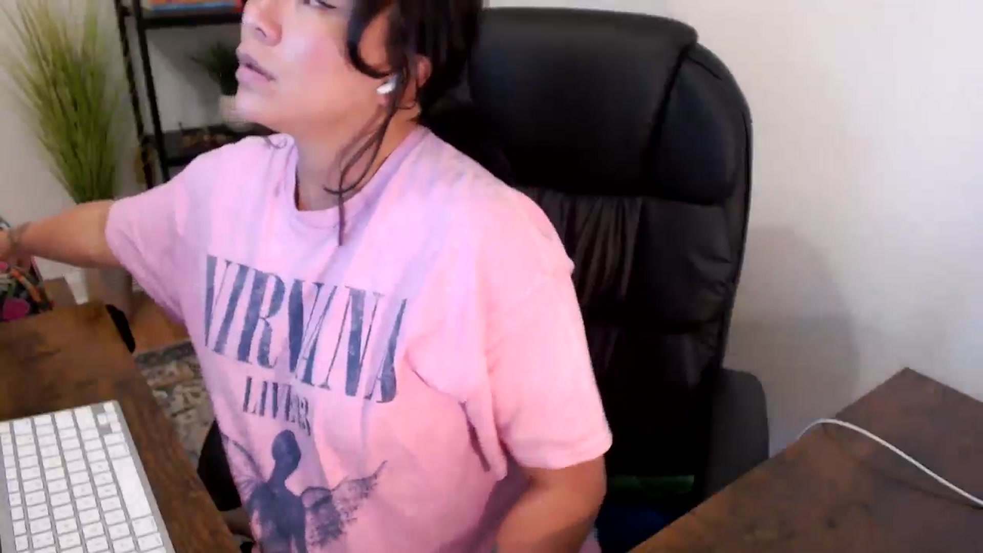 Gallery image thumbnail from MickaylaStar's myfreecams stream on, 03/24/2025, 17:43 image 19 of 20