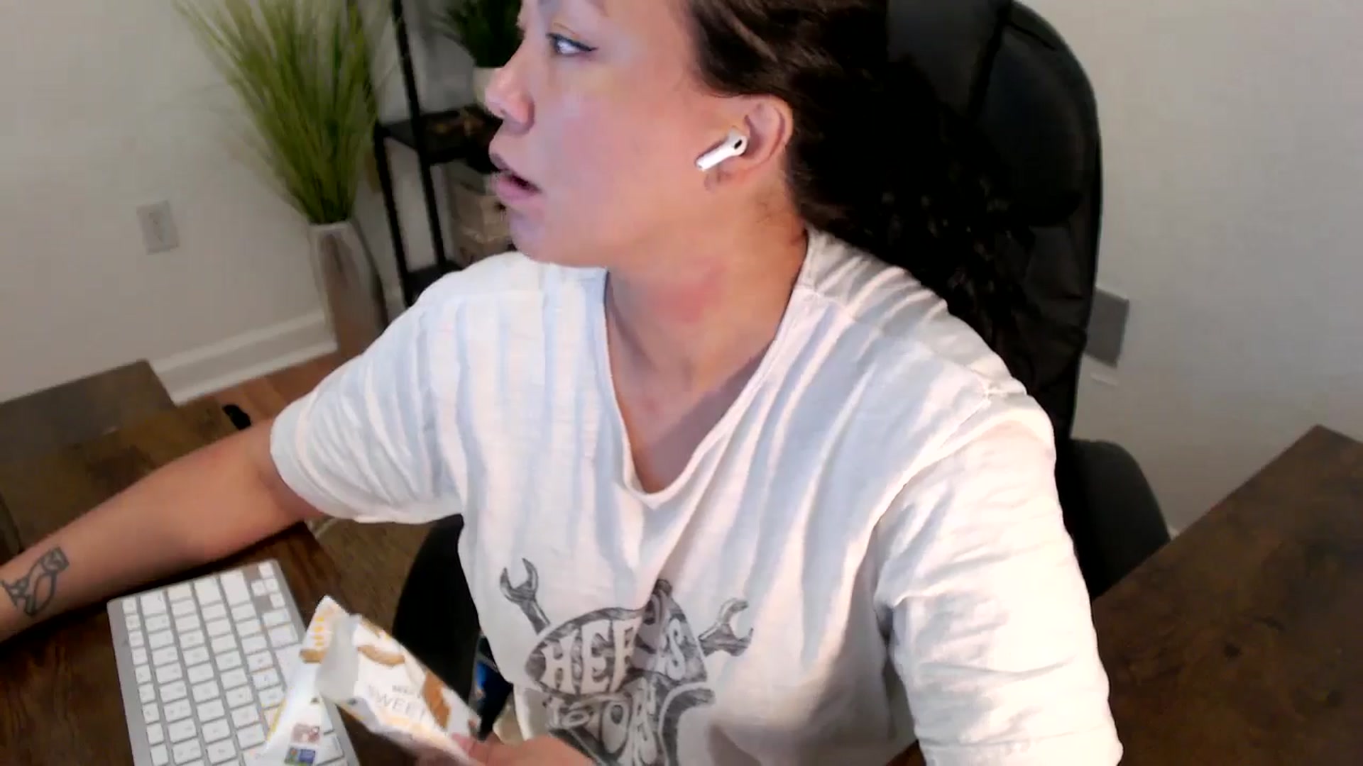 Gallery image thumbnail from MickaylaStar's myfreecams stream on, 03/31/2025, 18:11 image 3 of 20