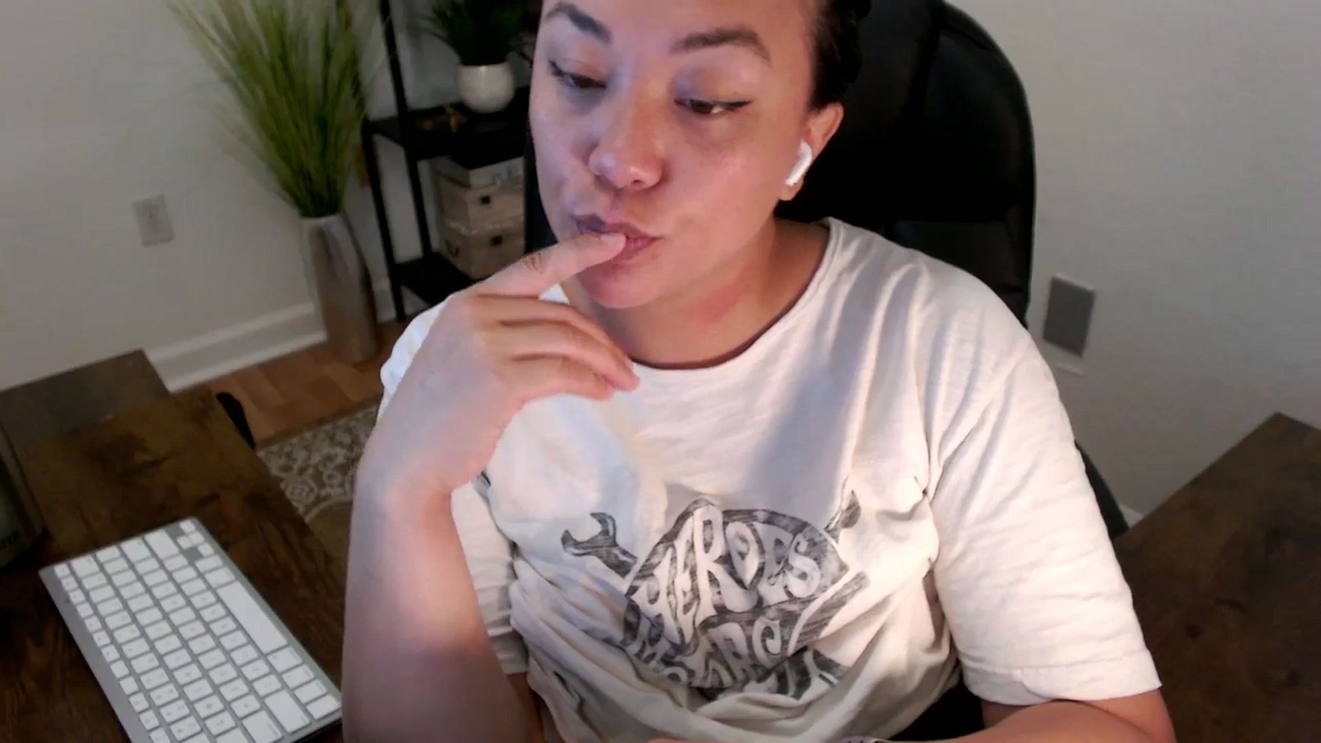 Gallery image thumbnail from MickaylaStar's myfreecams stream on, 03/31/2025, 18:11 image 7 of 20