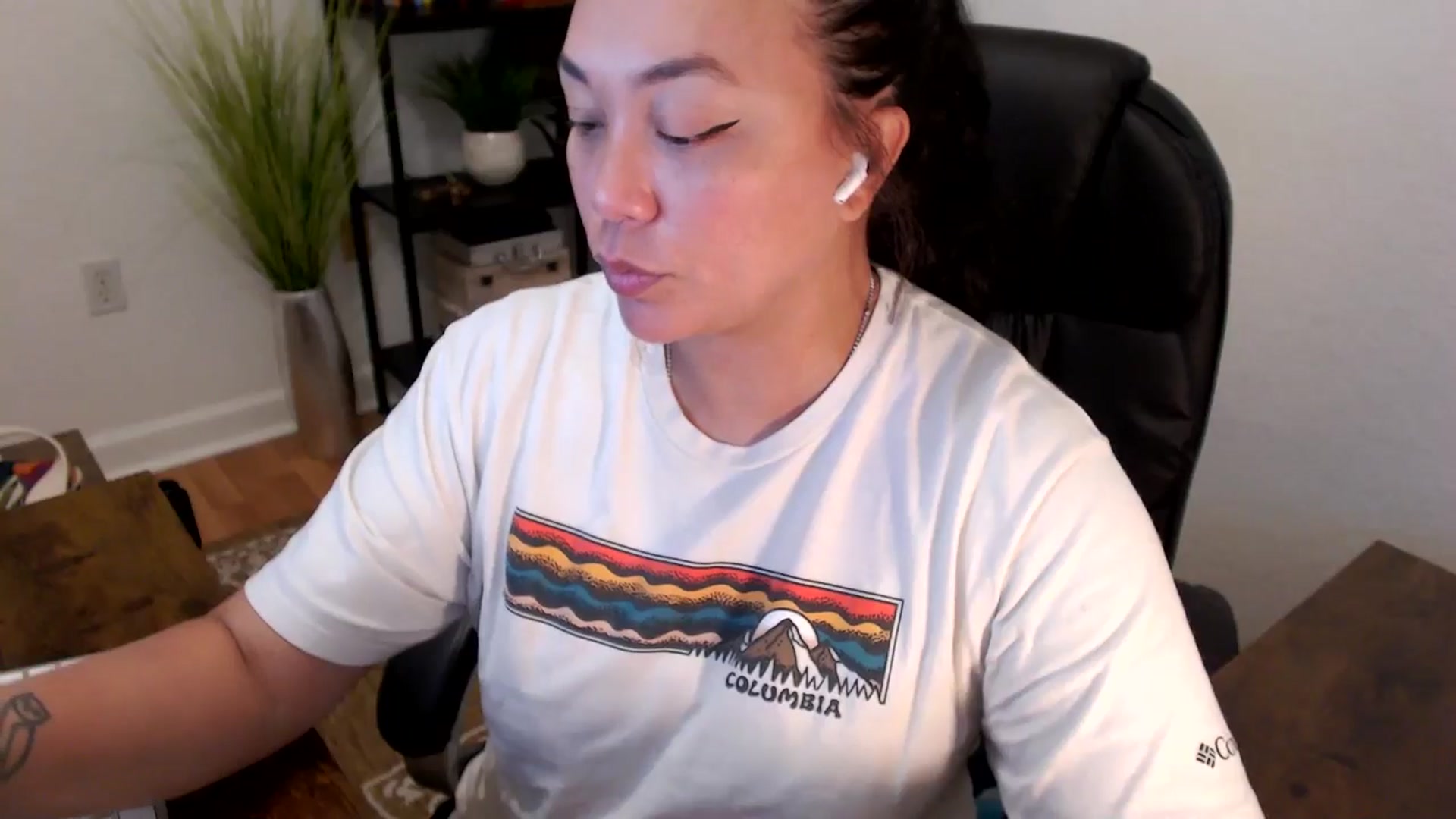 Gallery image thumbnail from MickaylaStar's myfreecams stream on, 04/01/2025, 14:17 image 4 of 20