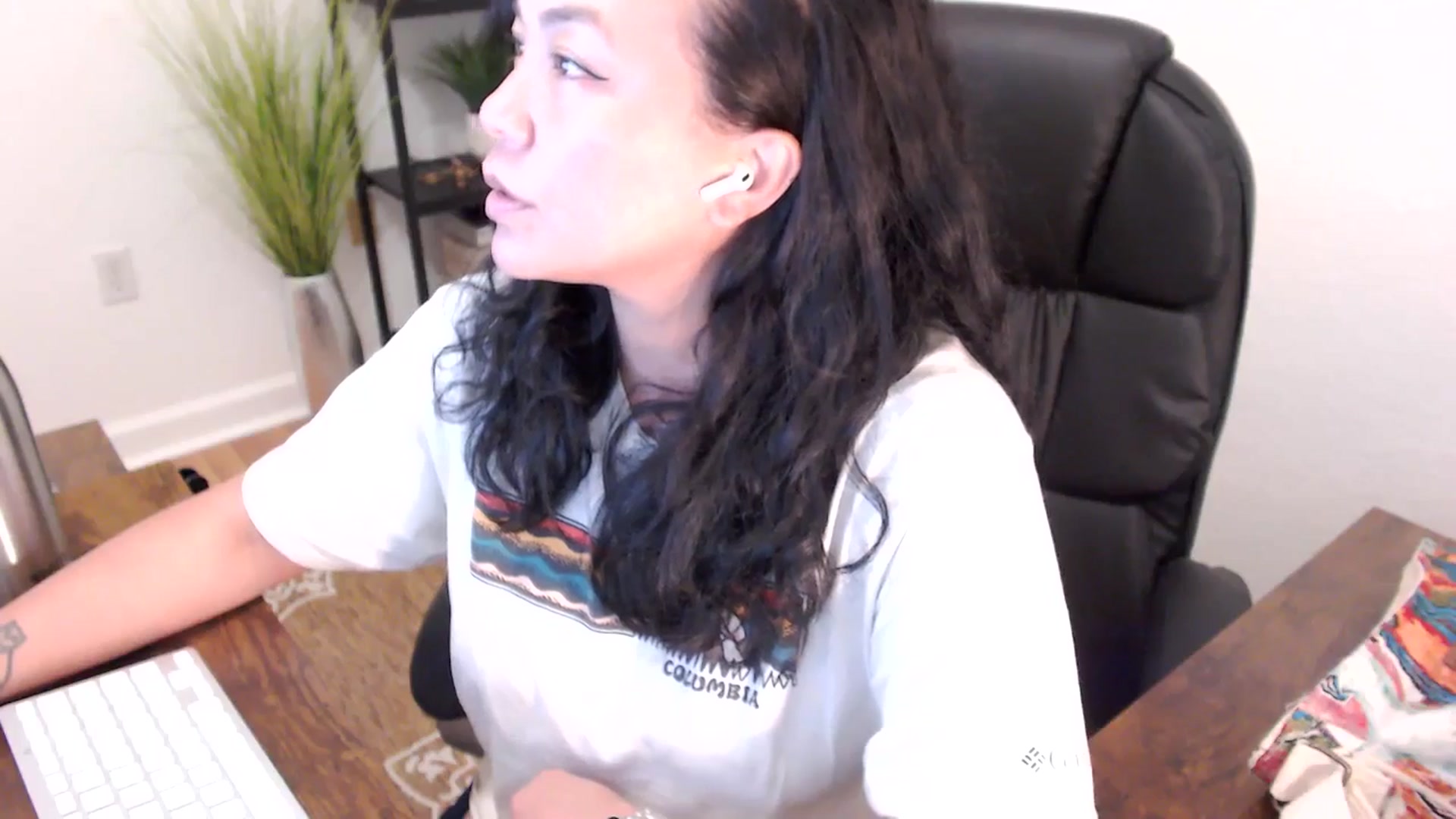 Gallery image thumbnail from MickaylaStar's myfreecams stream on, 04/01/2025, 20:48 image 6 of 20