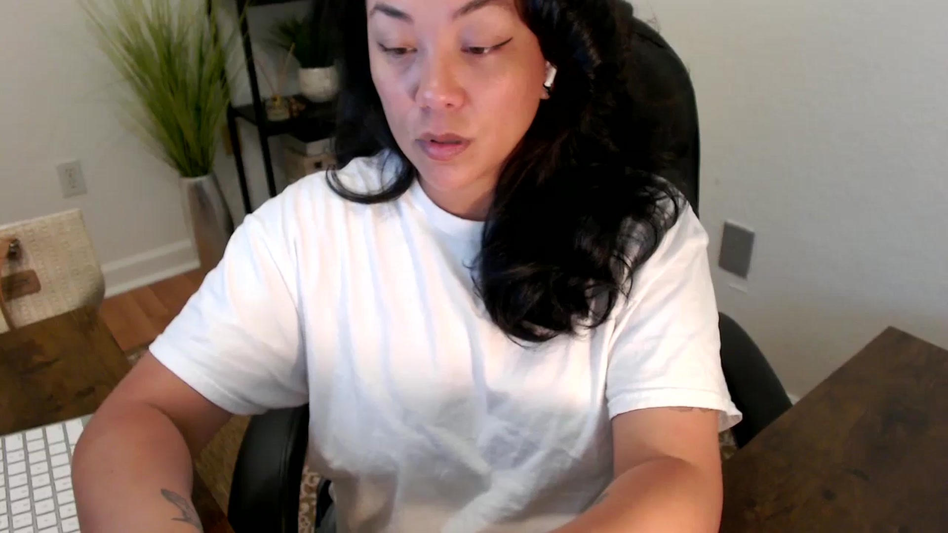 Gallery image thumbnail from MickaylaStar's myfreecams stream on, 04/10/2025, 17:56 image 4 of 20