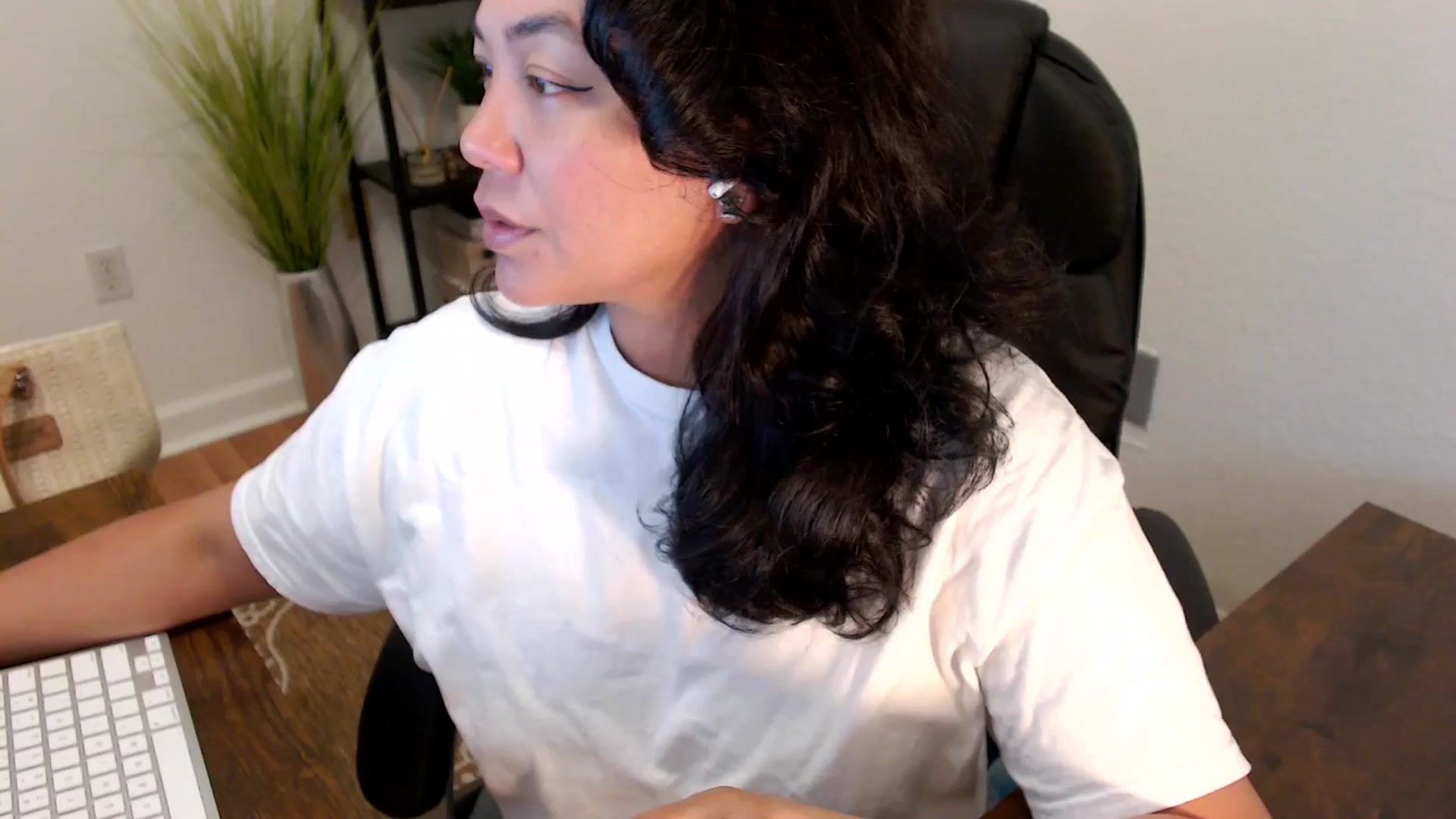 Gallery image thumbnail from MickaylaStar's myfreecams stream on, 04/10/2025, 17:56 image 5 of 20