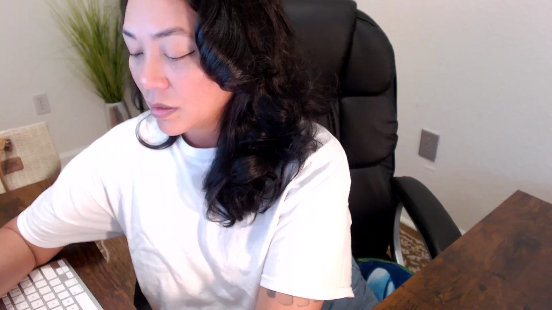 Gallery image thumbnail from MickaylaStar's myfreecams stream on, 04/10/2025, 17:56 image 14 of 20