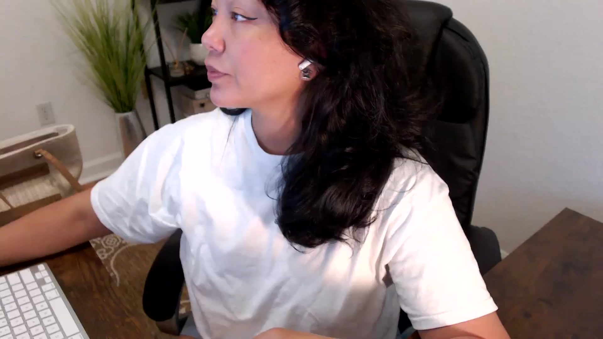 Gallery image thumbnail from MickaylaStar's myfreecams stream on, 04/10/2025, 17:56 image 1 of 20