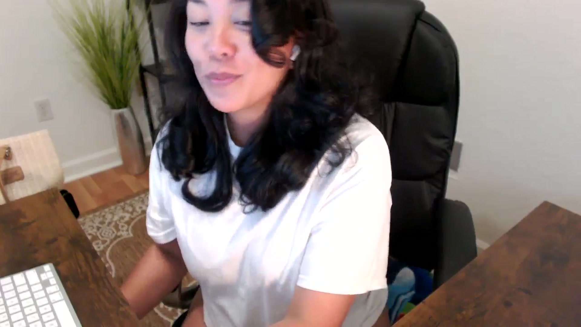 Gallery image thumbnail from MickaylaStar's myfreecams stream on, 04/10/2025, 18:37 image 2 of 20