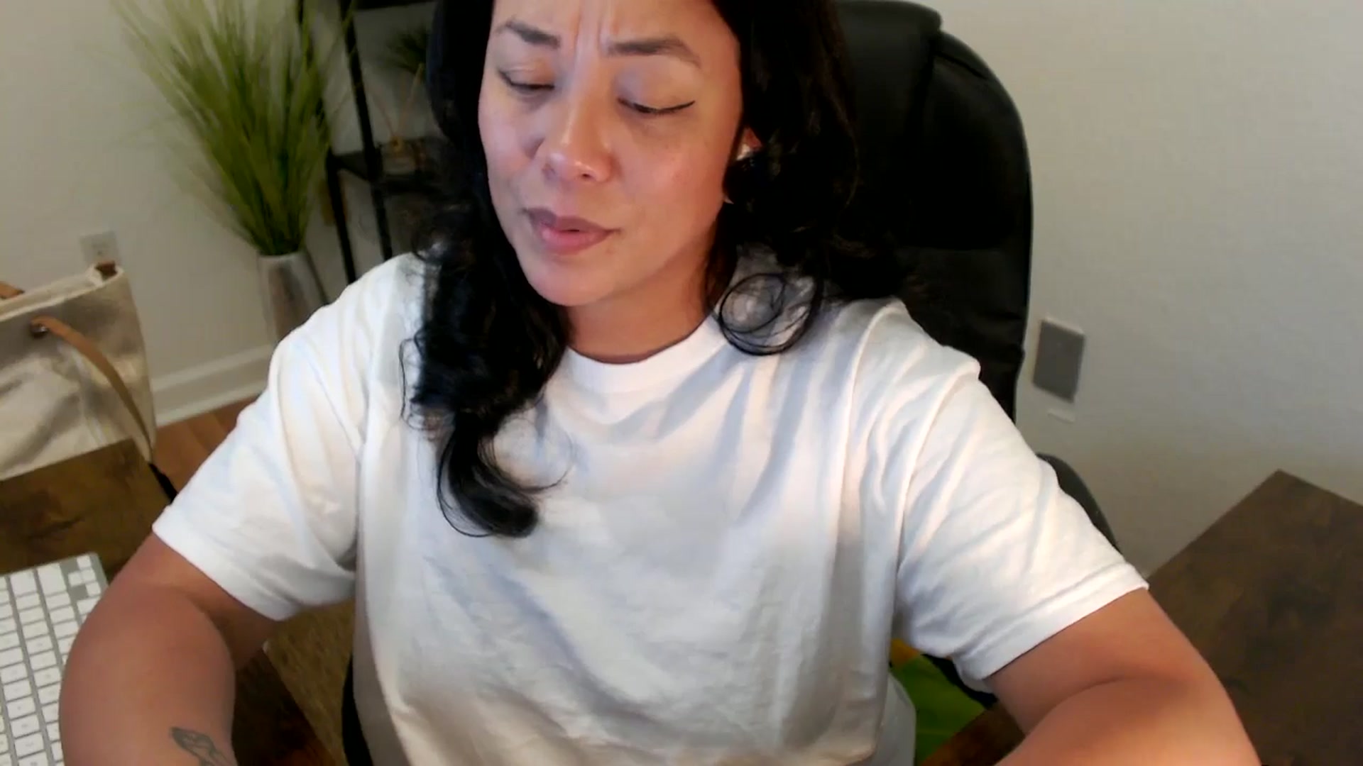 Gallery image thumbnail from MickaylaStar's myfreecams stream on, 04/10/2025, 20:43 image 13 of 20