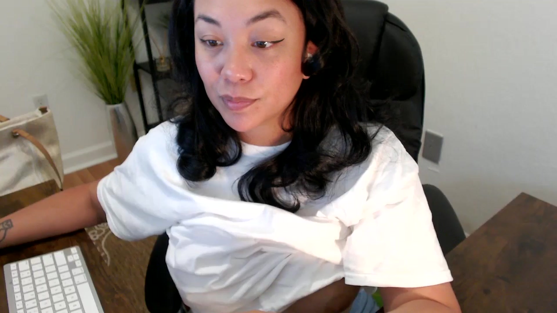 Gallery image thumbnail from MickaylaStar's myfreecams stream on, 04/10/2025, 20:43 image 3 of 20