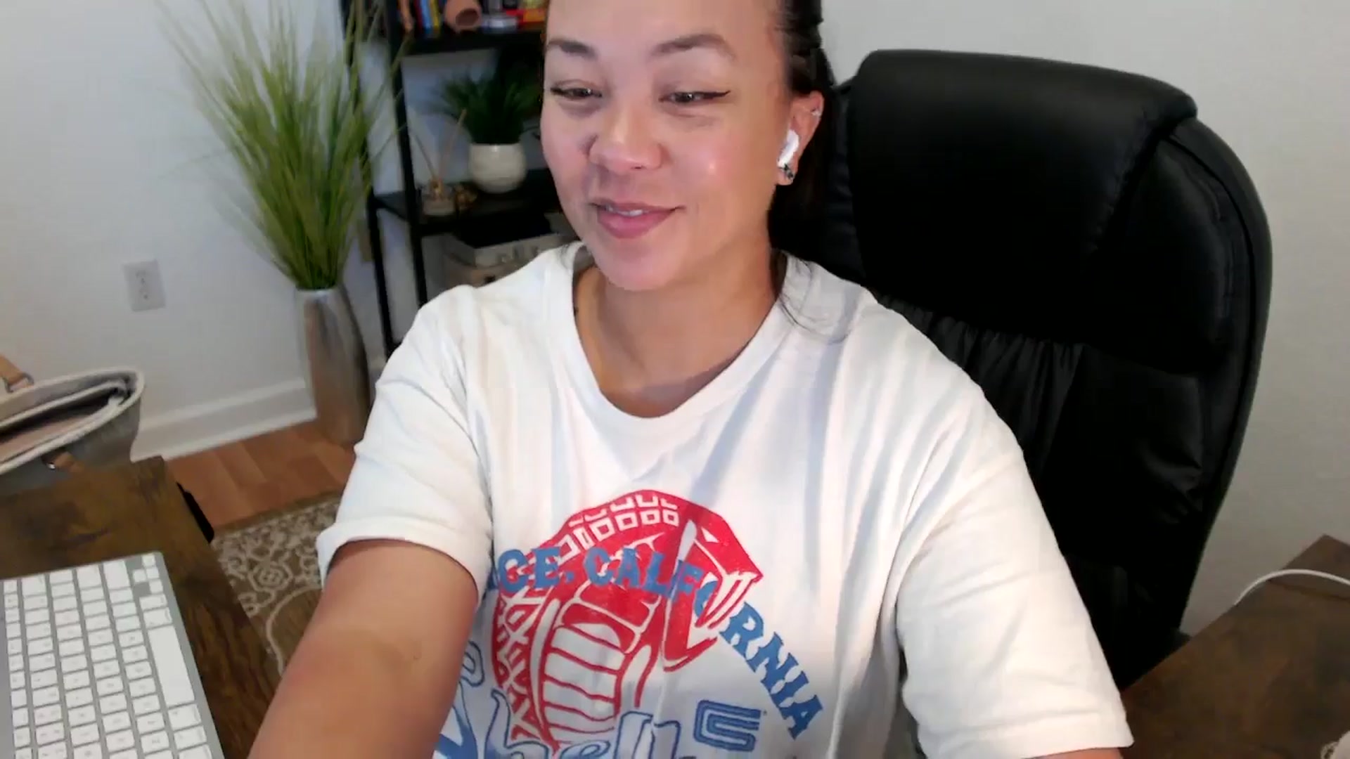 Gallery image thumbnail from MickaylaStar's myfreecams stream on, 04/14/2025, 15:12 image 11 of 20