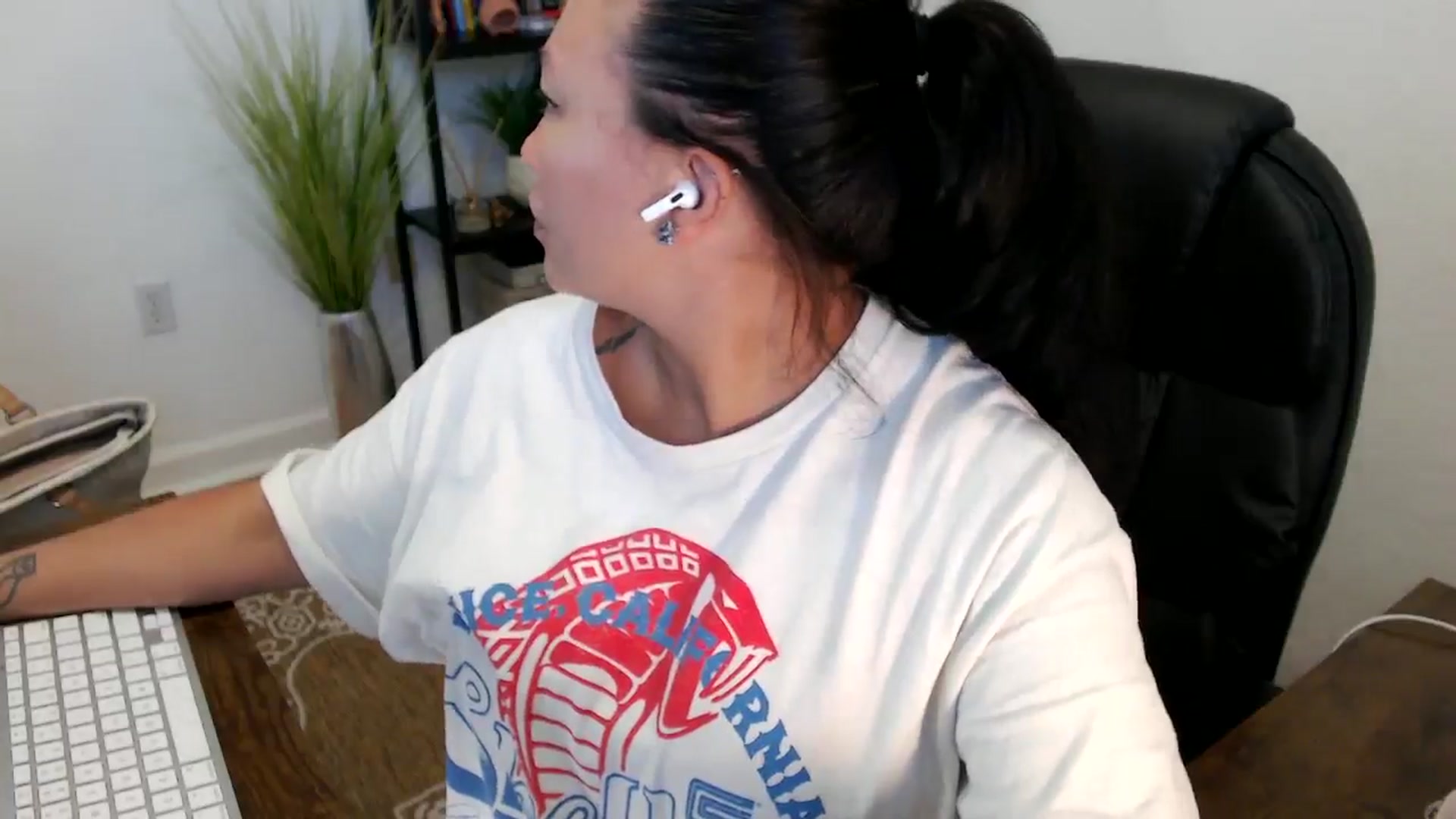 Gallery image thumbnail from MickaylaStar's myfreecams stream on, 04/14/2025, 15:12 image 13 of 20