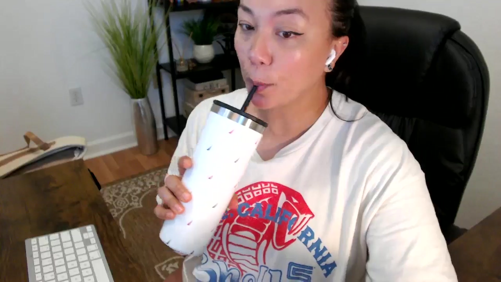 Gallery image thumbnail from MickaylaStar's myfreecams stream on, 04/14/2025, 15:55 image 13 of 20