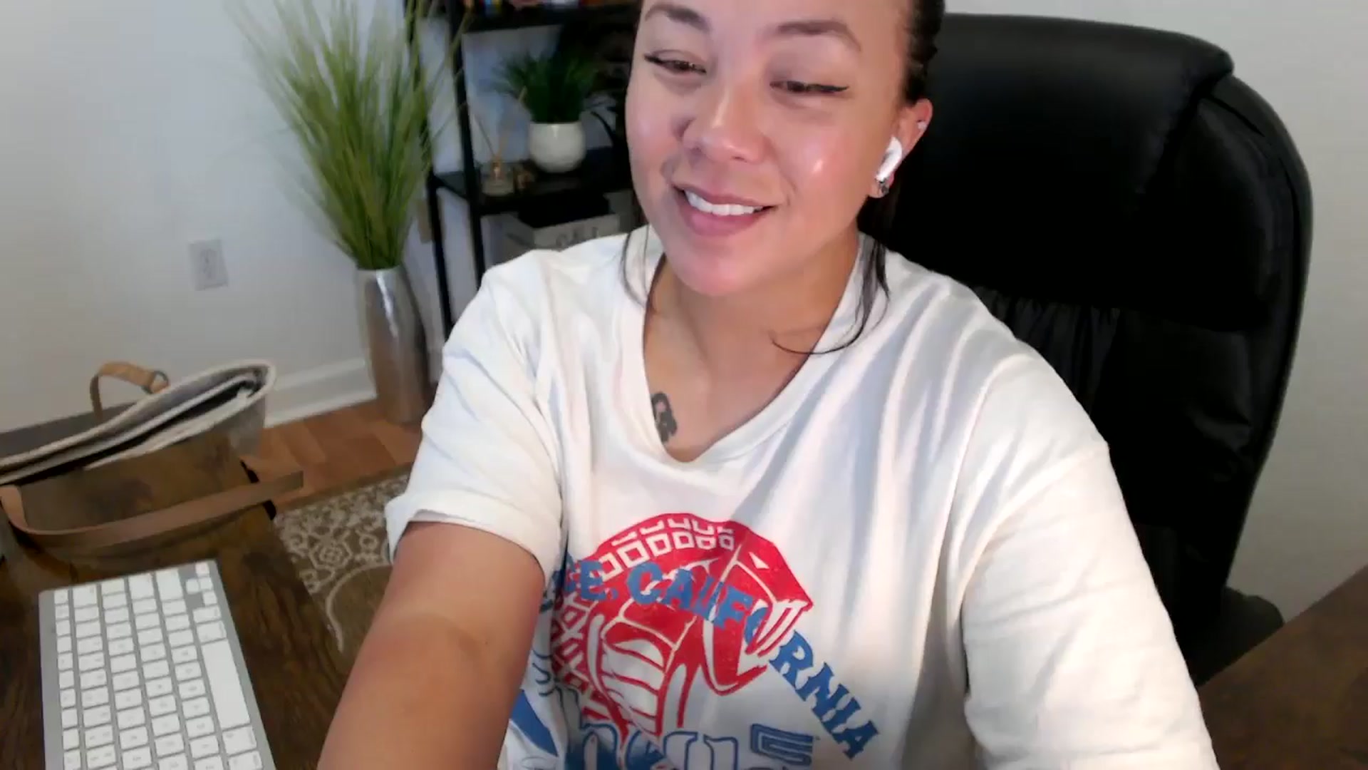 Gallery image thumbnail from MickaylaStar's myfreecams stream on, 04/14/2025, 16:37 image 5 of 20