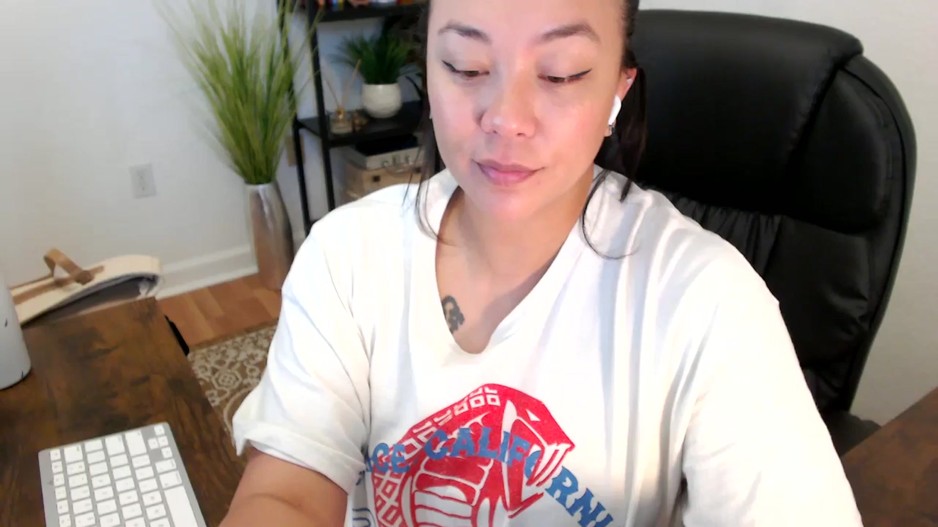 Gallery image thumbnail from MickaylaStar's myfreecams stream on, 04/14/2025, 16:37 image 1 of 20