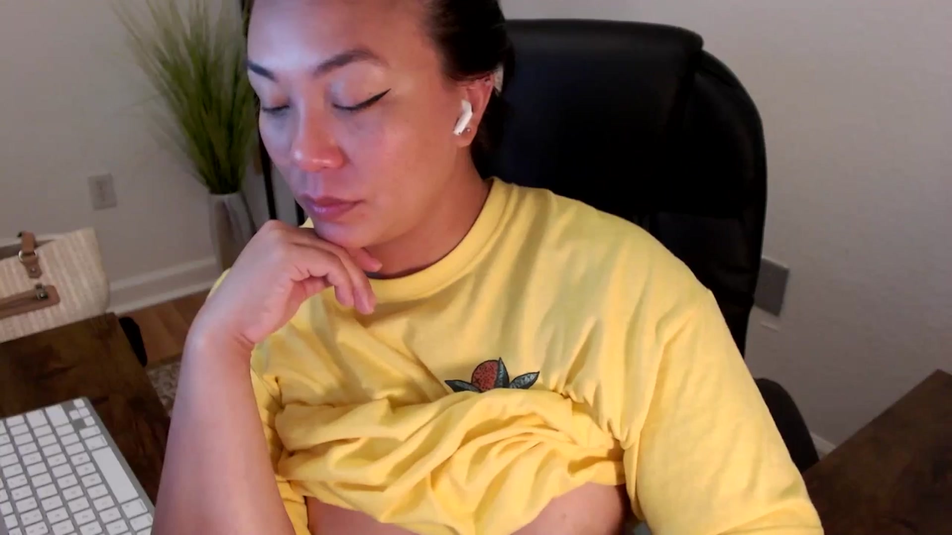 Gallery image thumbnail from MickaylaStar's myfreecams stream on, 04/15/2025, 14:47 image 3 of 20