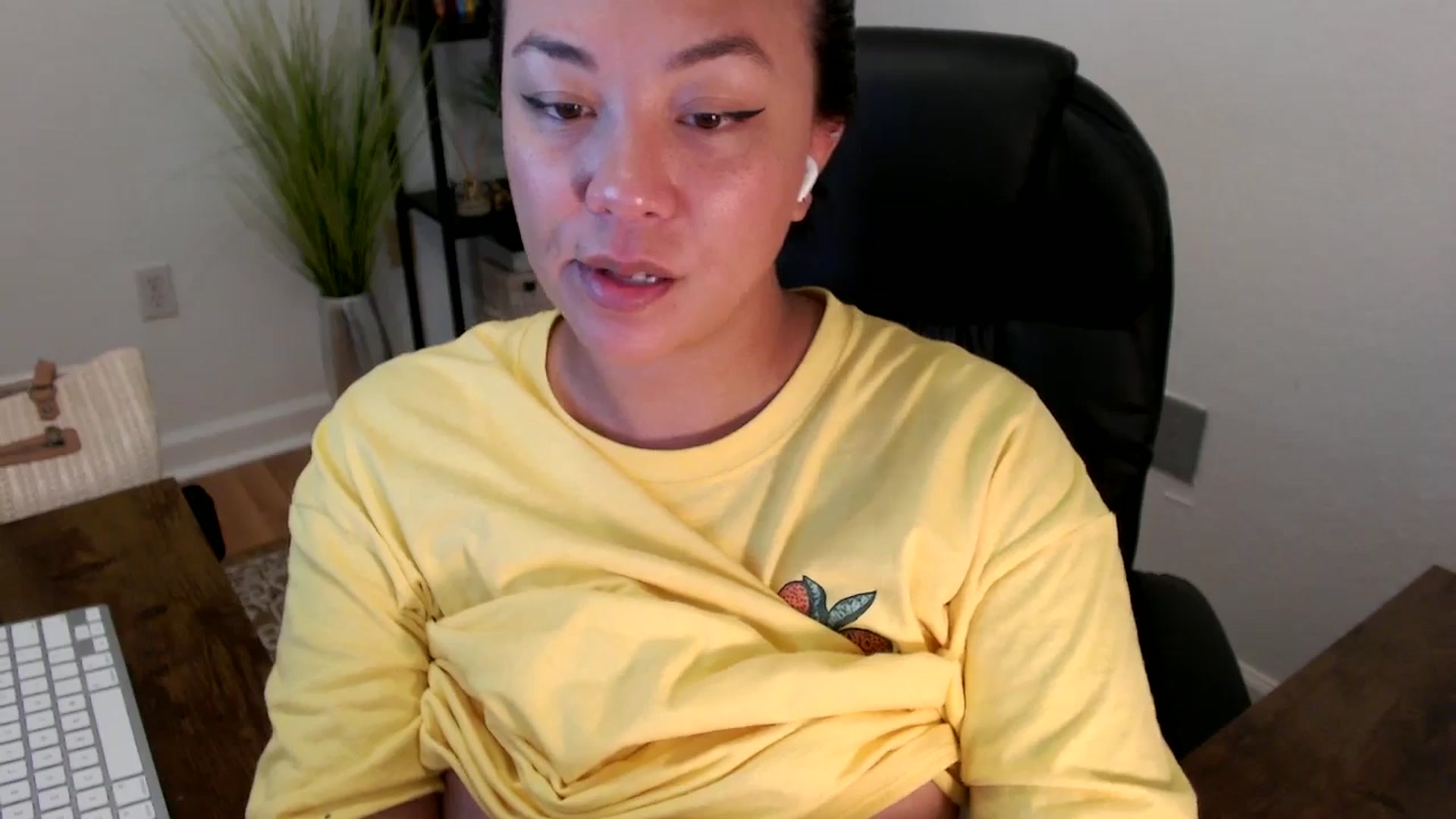 Gallery image thumbnail from MickaylaStar's myfreecams stream on, 04/15/2025, 14:47 image 9 of 20