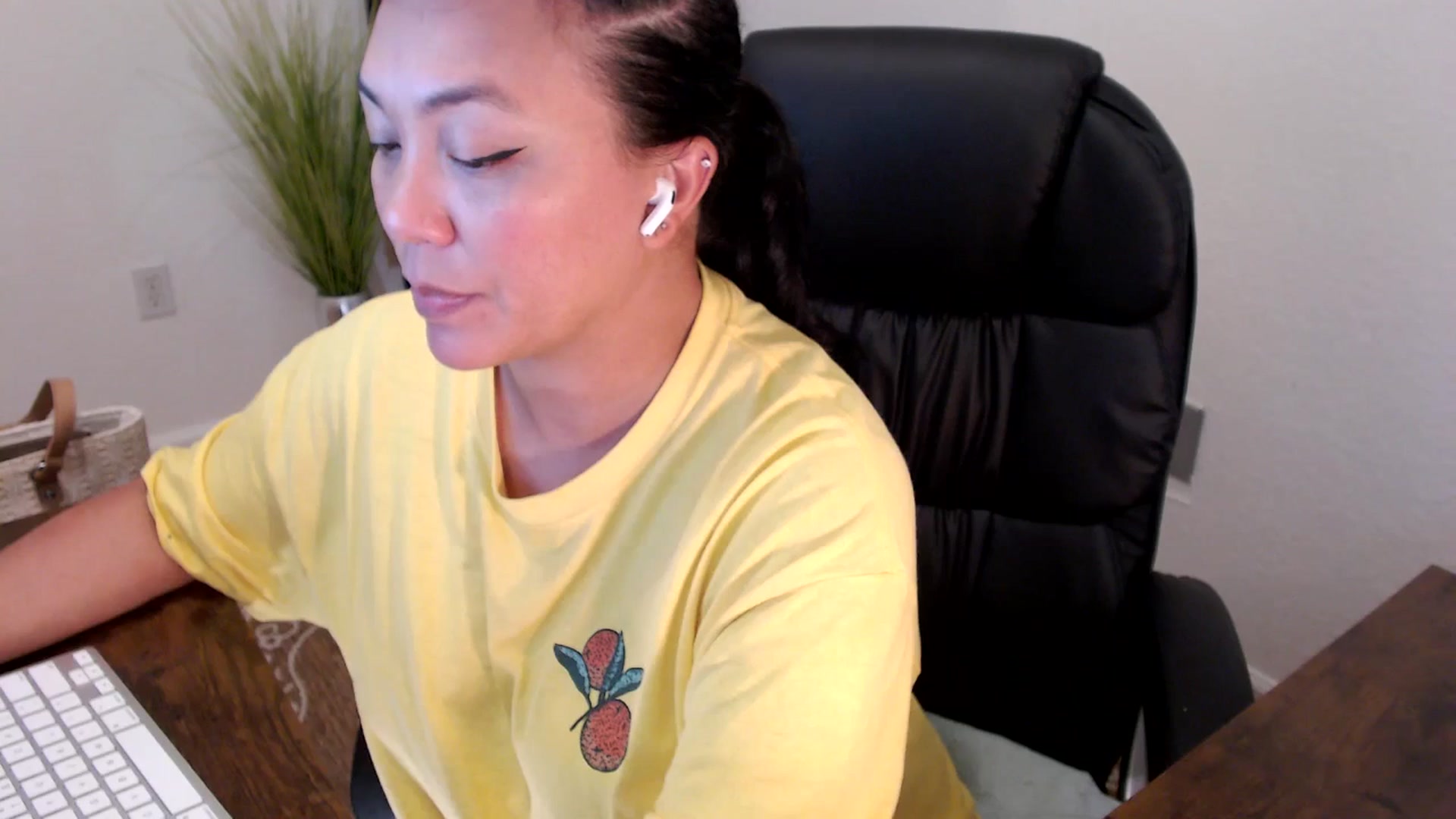 Gallery image thumbnail from MickaylaStar's myfreecams stream on, 04/15/2025, 18:19 image 16 of 20