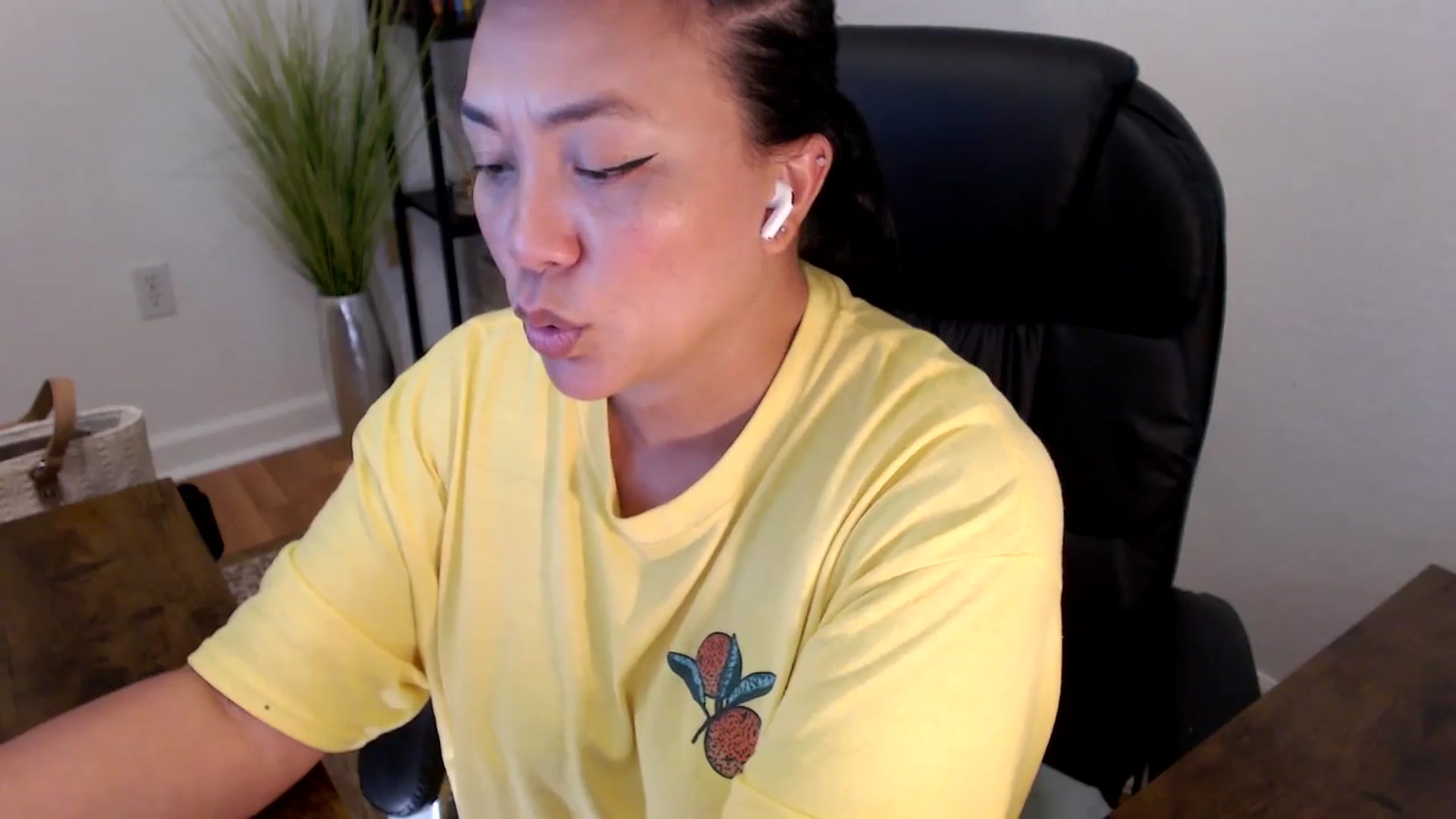 Gallery image thumbnail from MickaylaStar's myfreecams stream on, 04/15/2025, 18:19 image 8 of 20