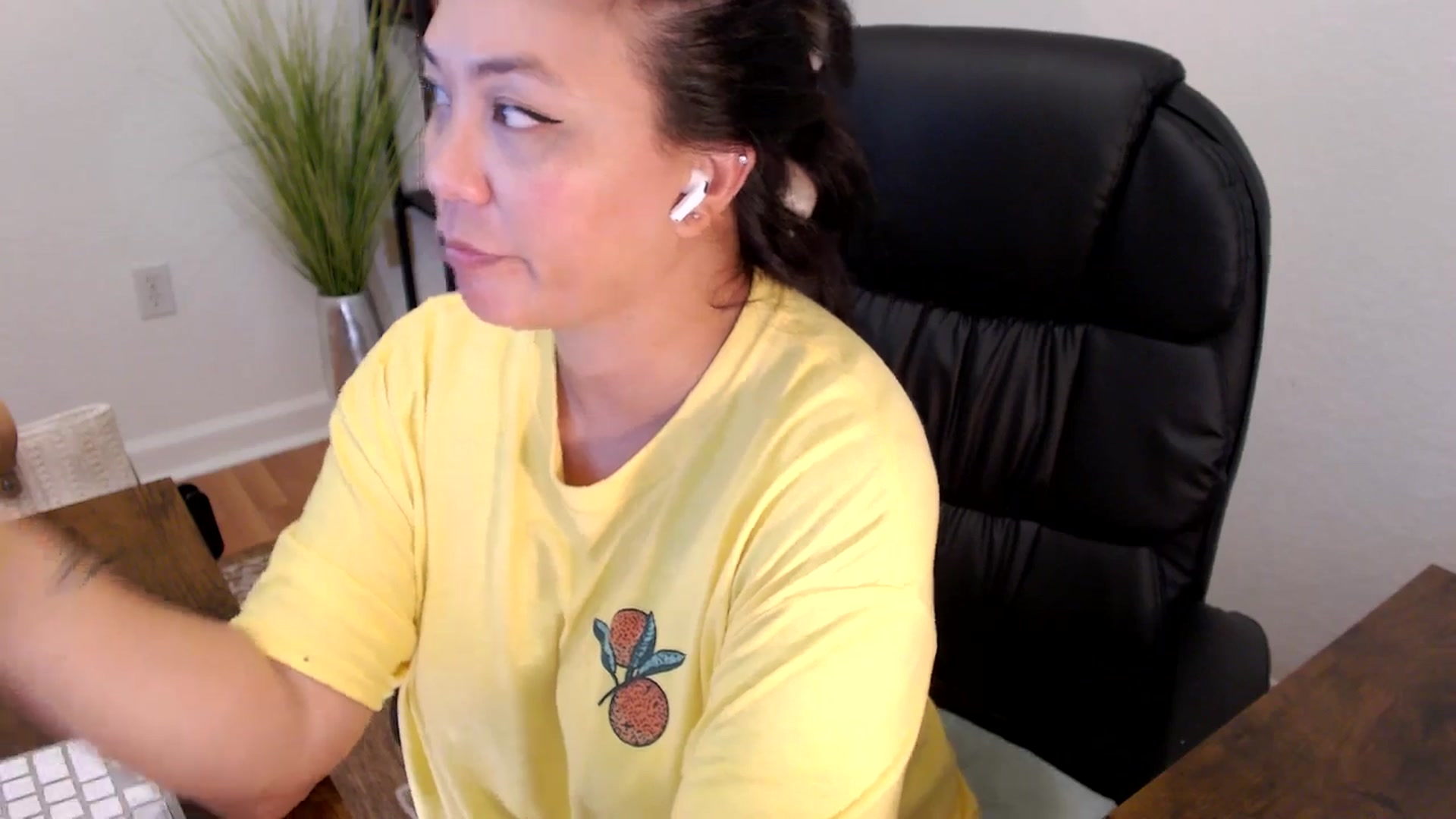 Gallery image thumbnail from MickaylaStar's myfreecams stream on, 04/15/2025, 18:19 image 2 of 20