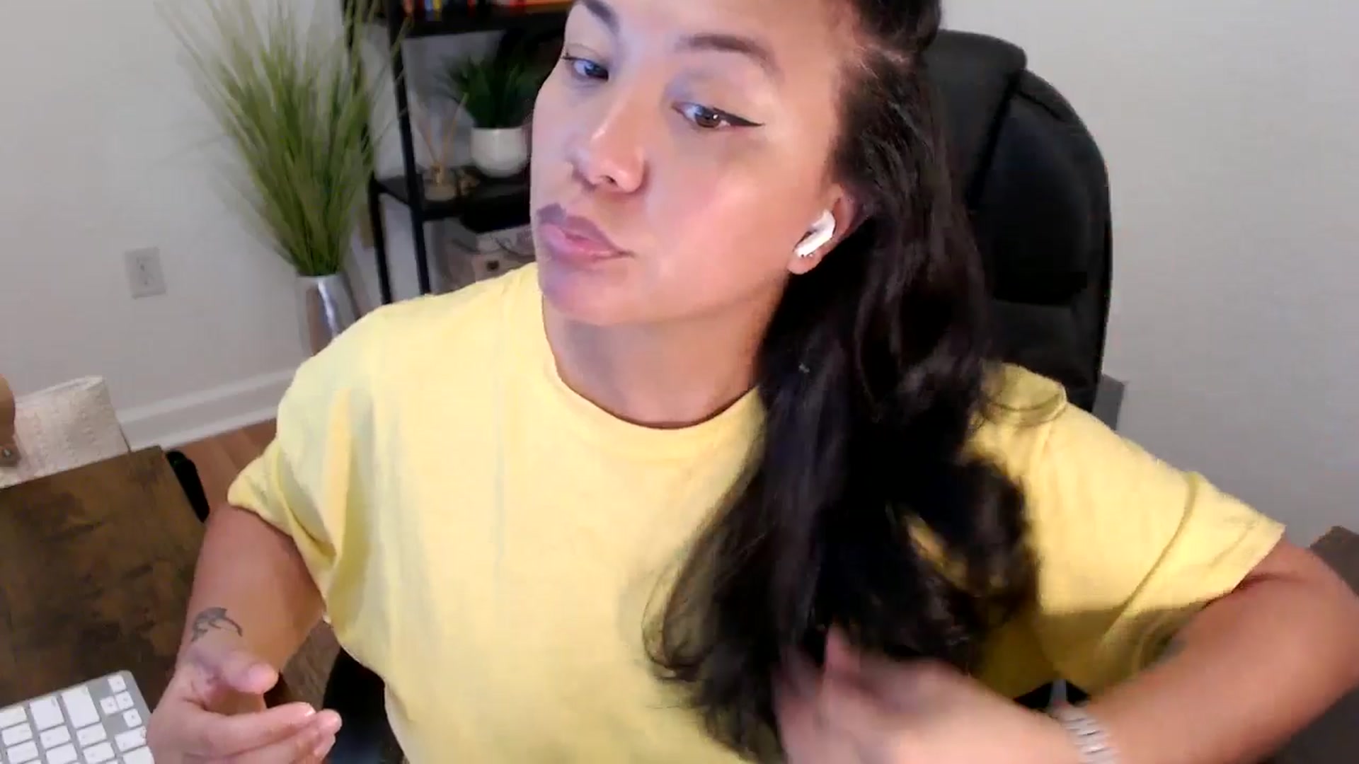 Gallery image thumbnail from MickaylaStar's myfreecams stream on, 04/15/2025, 18:19 image 4 of 20