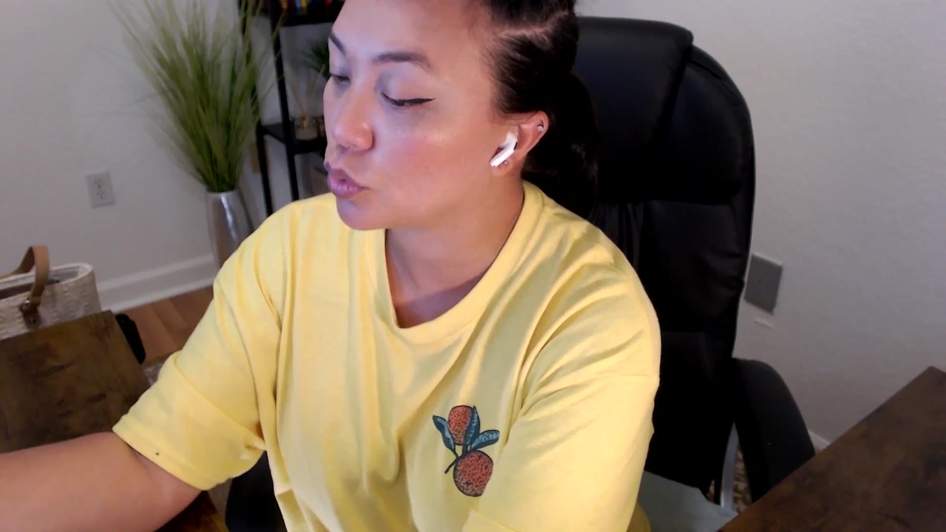 Gallery image thumbnail from MickaylaStar's myfreecams stream on, 04/15/2025, 18:19 image 7 of 20