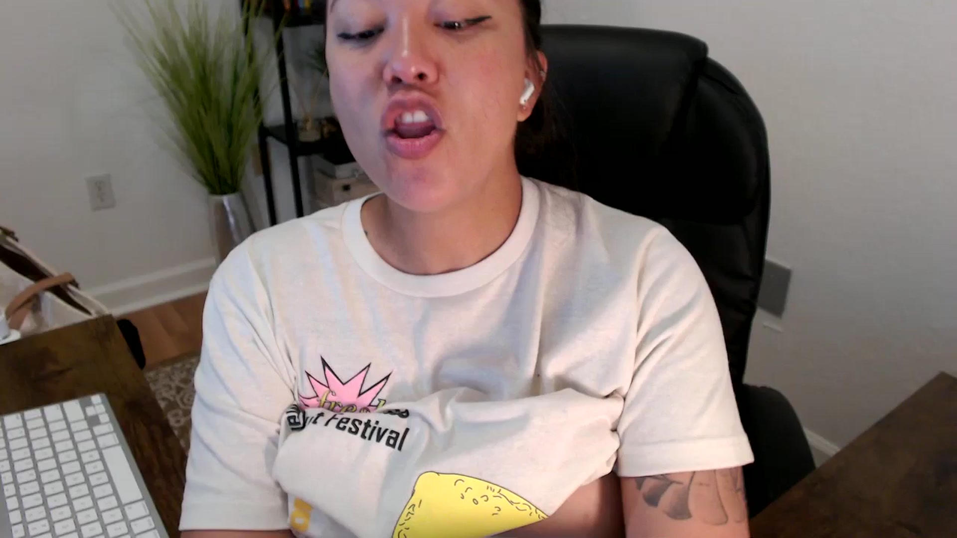 Gallery image thumbnail from MickaylaStar's myfreecams stream on, 04/16/2025, 16:45 image 1 of 20