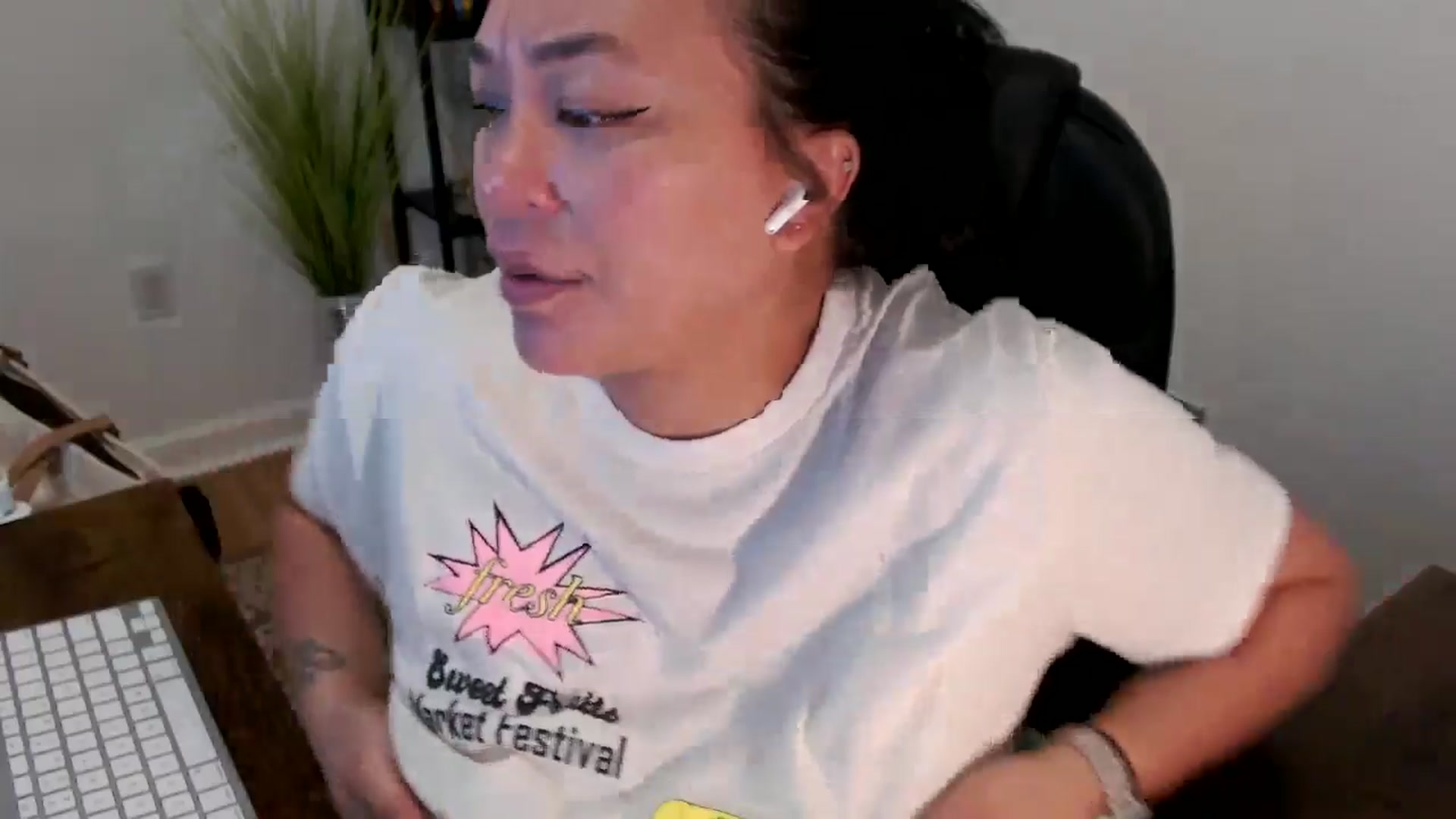 Gallery image thumbnail from MickaylaStar's myfreecams stream on, 04/16/2025, 16:45 image 2 of 20