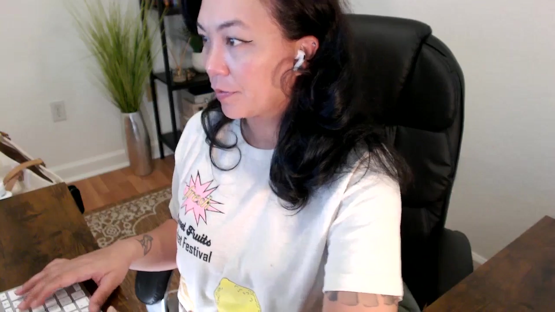Gallery image thumbnail from MickaylaStar's myfreecams stream on, 04/16/2025, 16:45 image 17 of 20