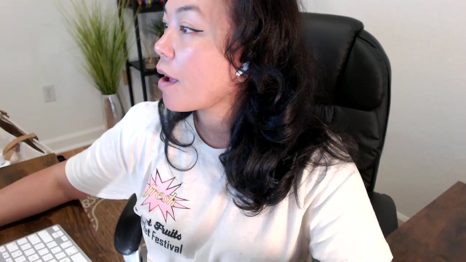 Gallery image thumbnail from MickaylaStar's myfreecams stream on, 04/16/2025, 16:45 image 12 of 20
