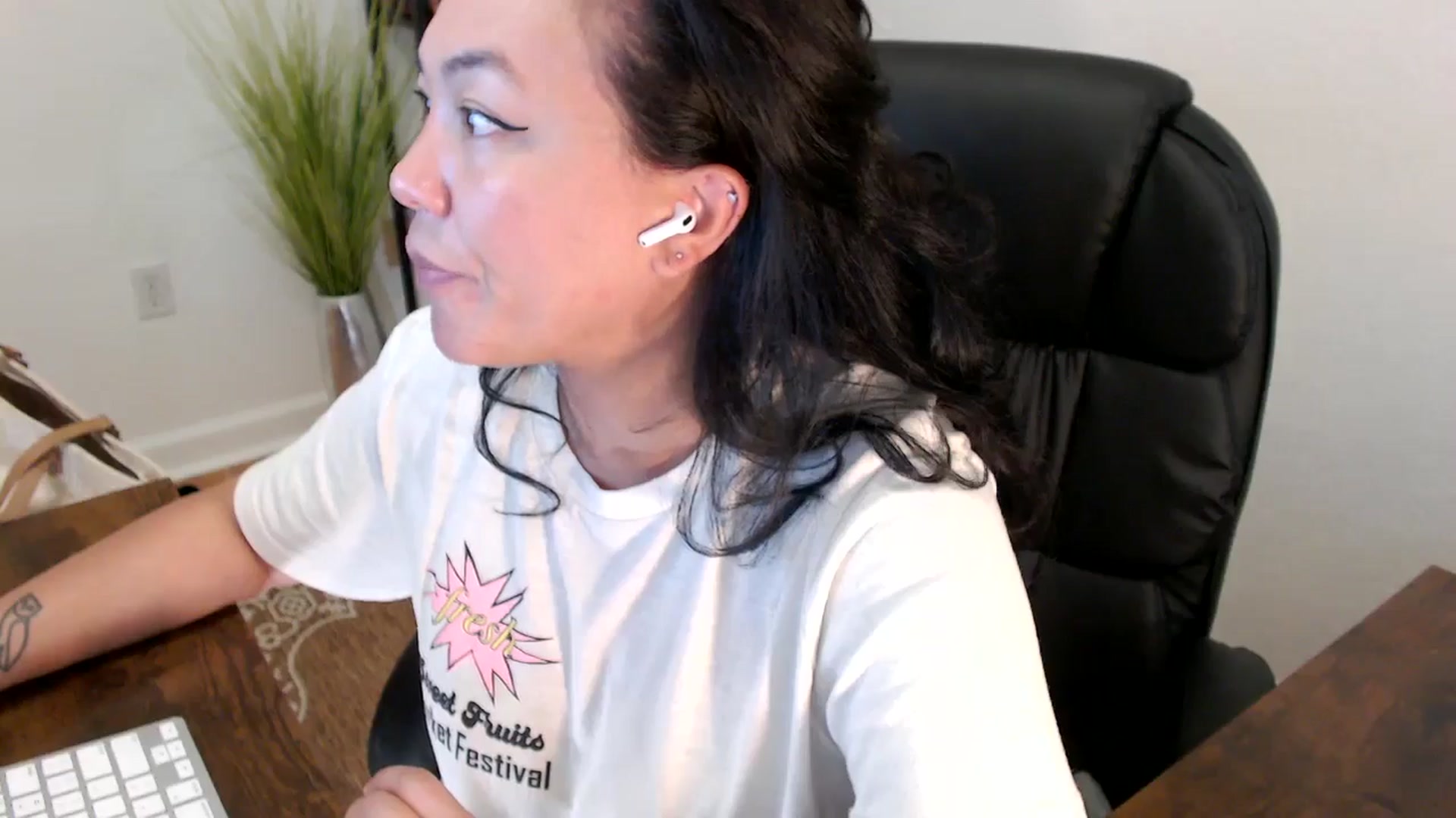 Gallery image thumbnail from MickaylaStar's myfreecams stream on, 04/16/2025, 17:15 image 4 of 20