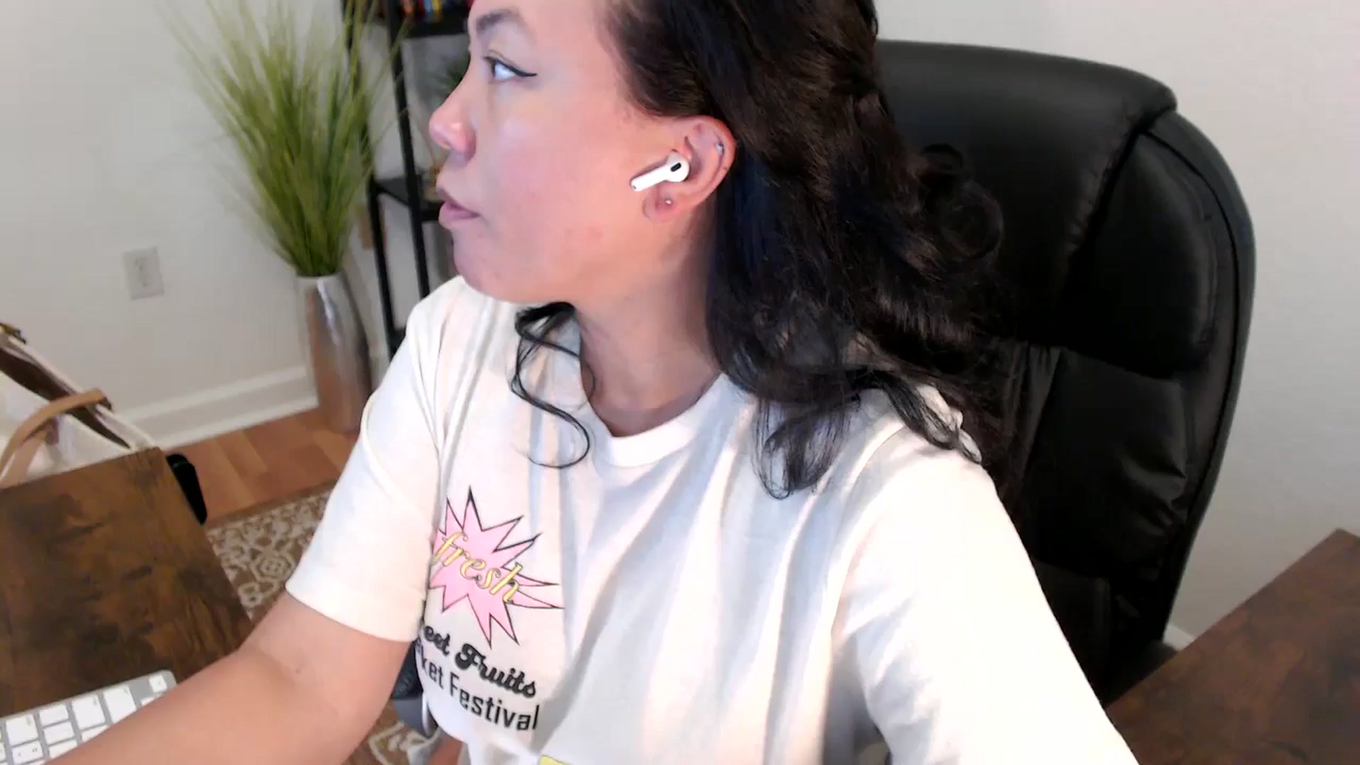Gallery image thumbnail from MickaylaStar's myfreecams stream on, 04/16/2025, 17:15 image 6 of 20