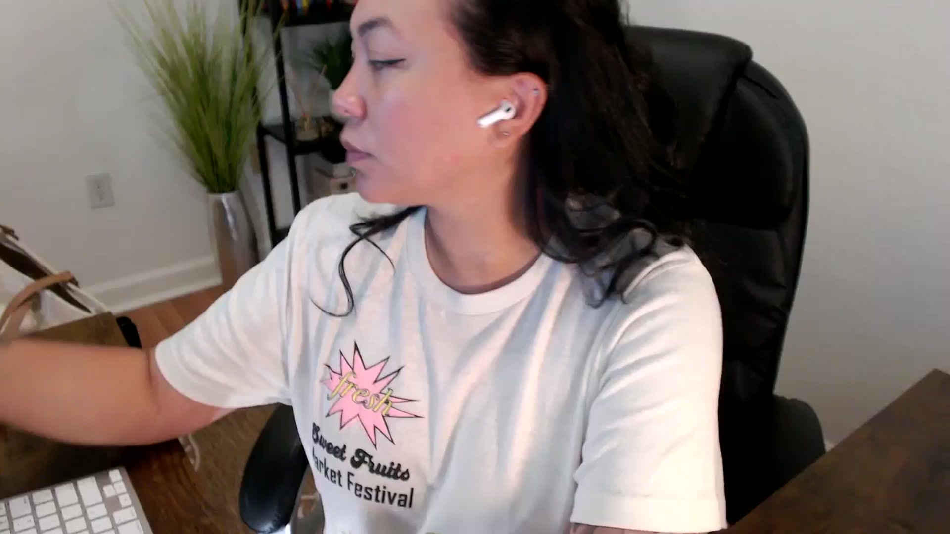 Gallery image thumbnail from MickaylaStar's myfreecams stream on, 04/16/2025, 17:15 image 1 of 20