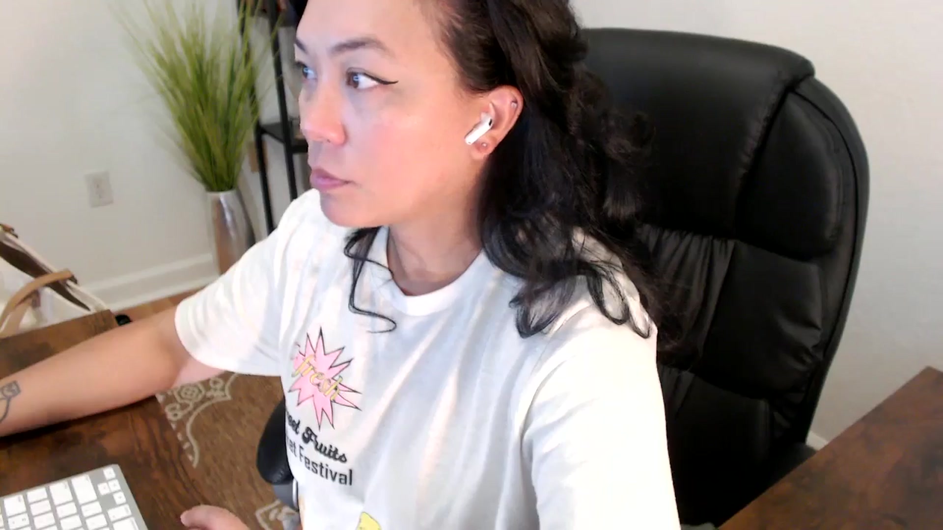 Gallery image thumbnail from MickaylaStar's myfreecams stream on, 04/16/2025, 17:15 image 7 of 20