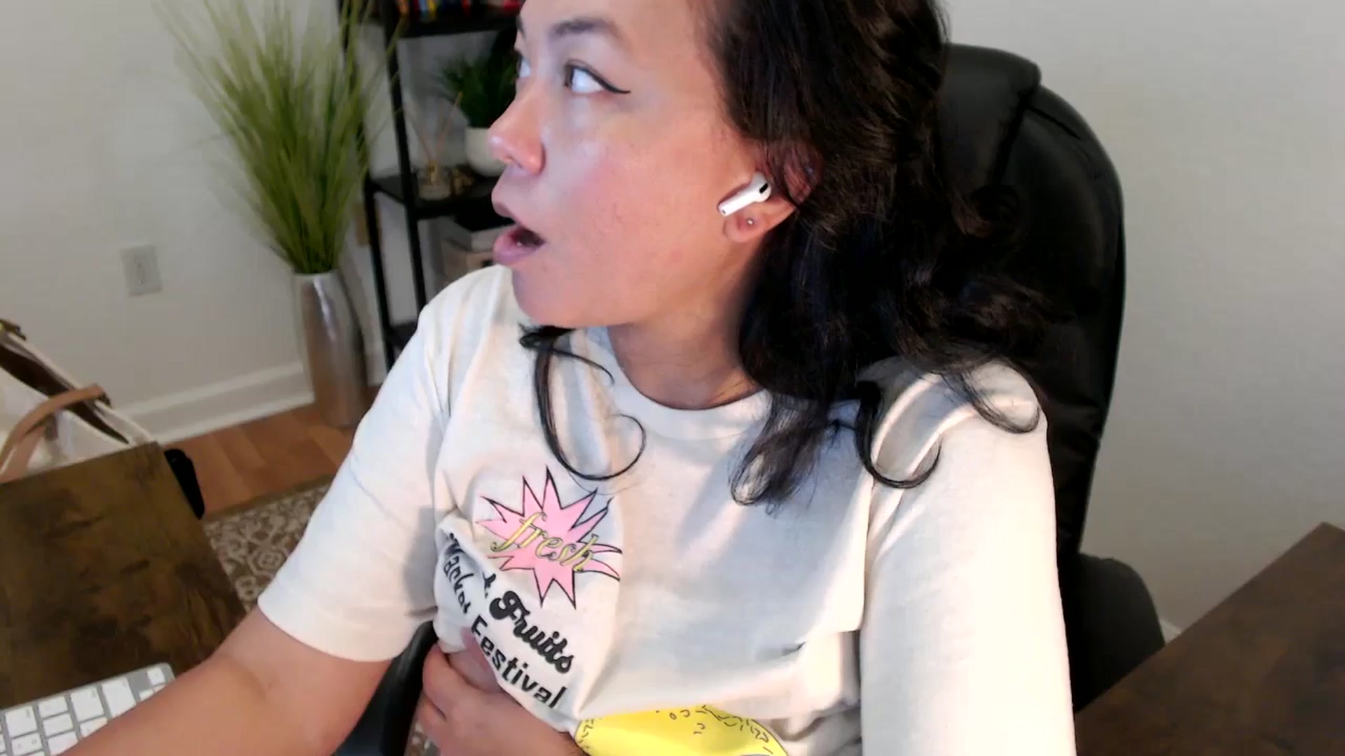 Gallery image thumbnail from MickaylaStar's myfreecams stream on, 04/16/2025, 17:15 image 16 of 20