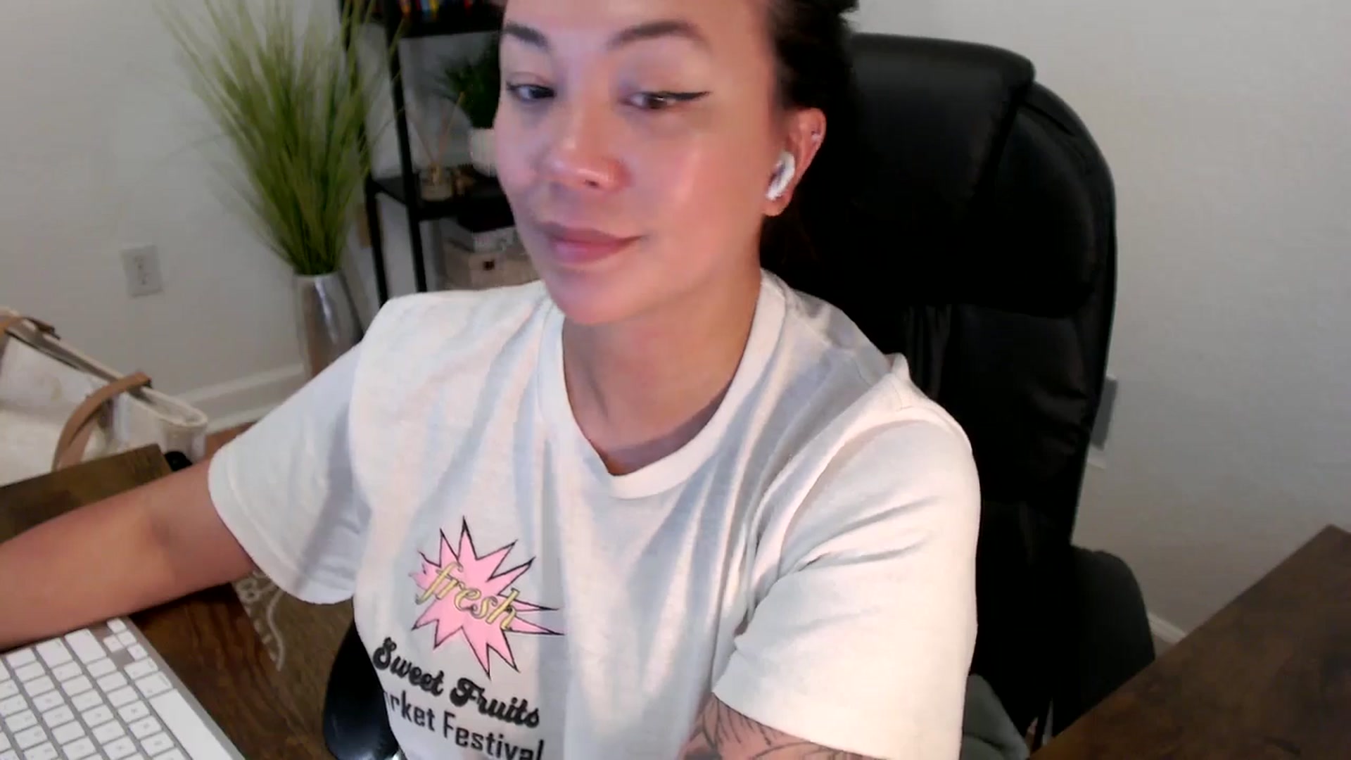 Gallery image thumbnail from MickaylaStar's myfreecams stream on, 04/16/2025, 17:43 image 20 of 20