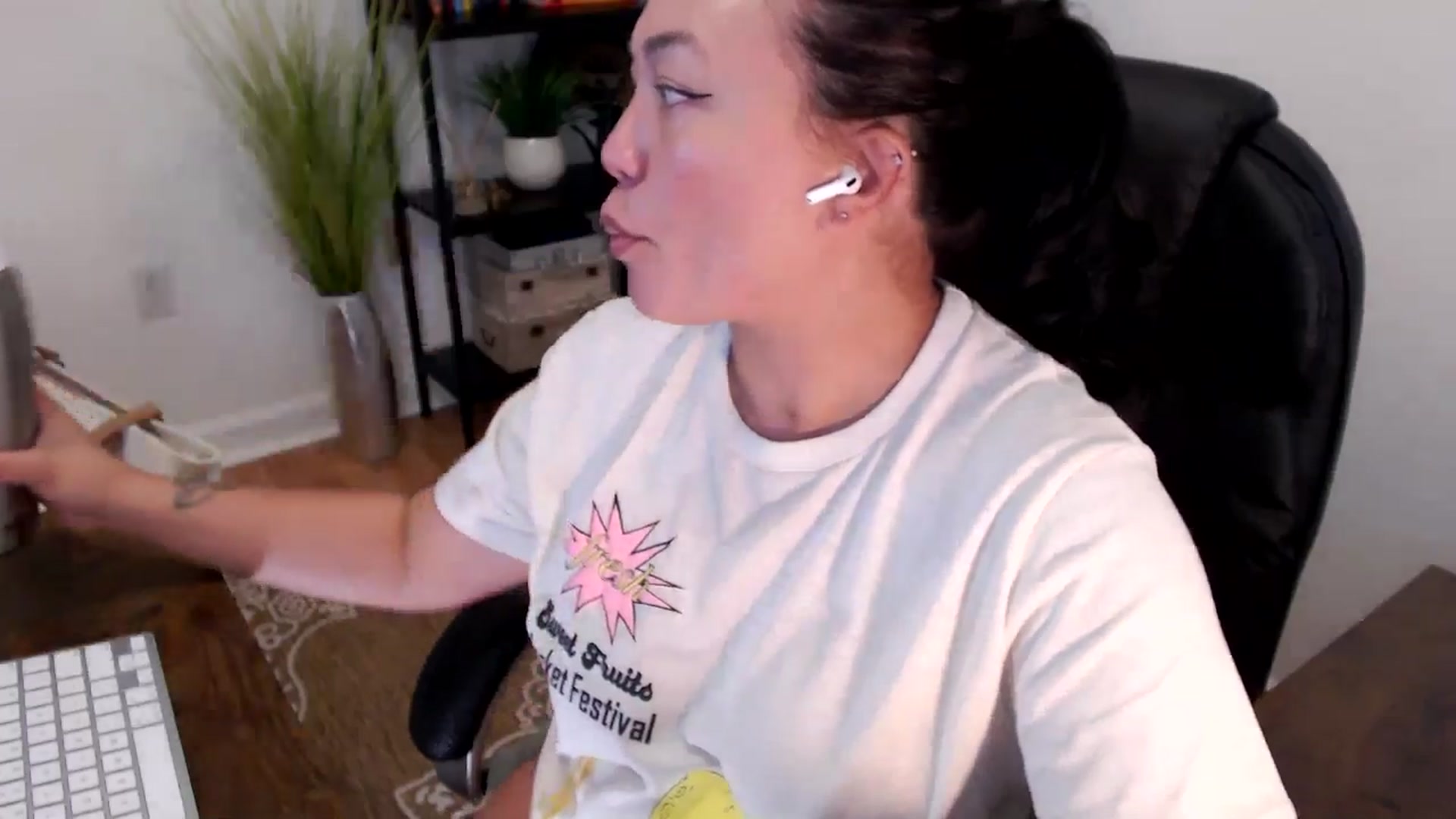 Gallery image thumbnail from MickaylaStar's myfreecams stream on, 04/16/2025, 18:28 image 2 of 20