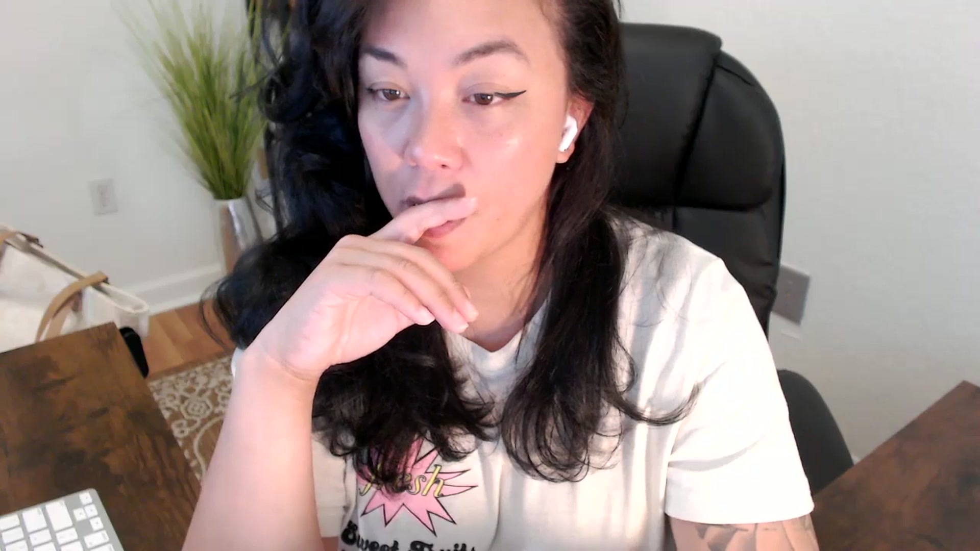 Gallery image thumbnail from MickaylaStar's myfreecams stream on, 04/16/2025, 18:52 image 14 of 20